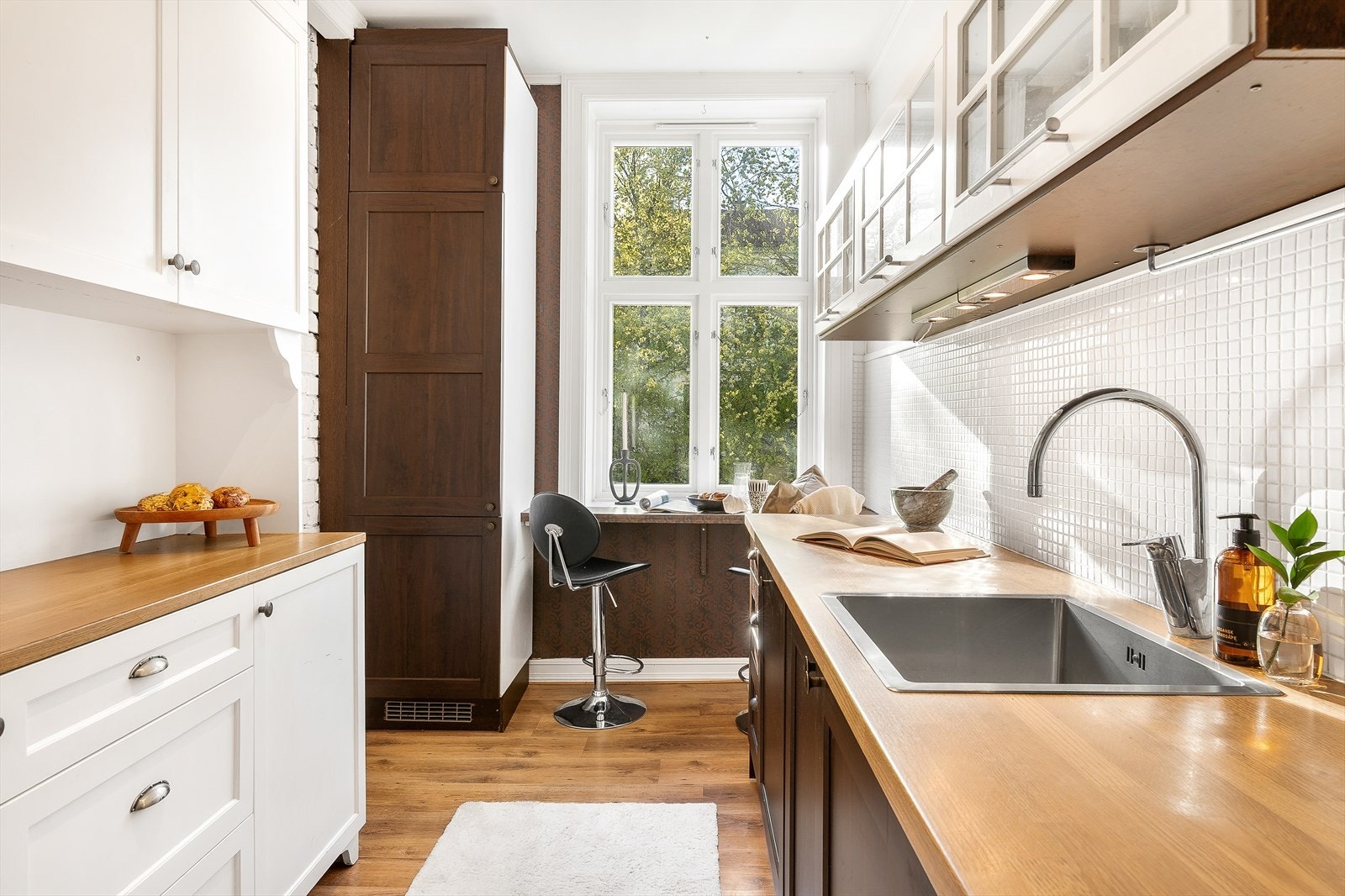 Boligen har en ca. 30 liters OSO varmtvannstank fra 2015, plassert under kjøkkenbenken og en ca. 110 liters varmtvannstank med tilgang fra badet Galleribilde