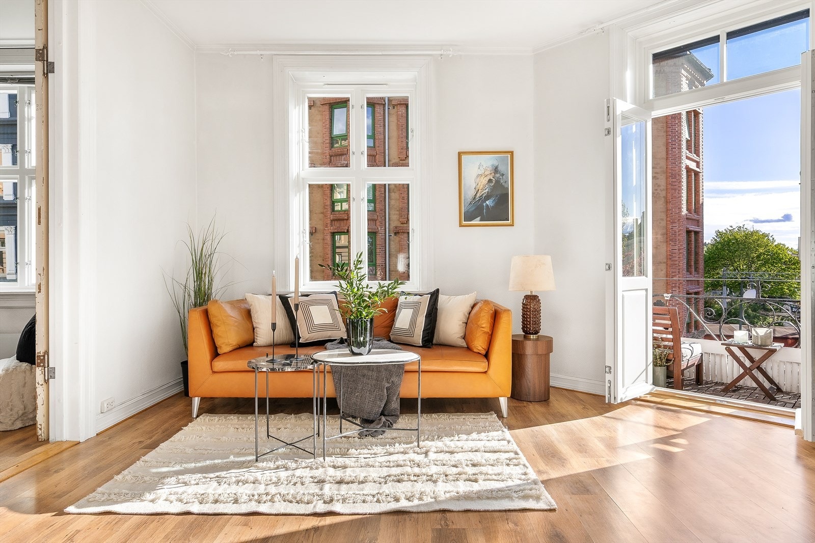 Boligens overflater består av 1-stavs laminatgulv i alle rom, vegger med synlig teglstein, malt tapet, samt montert brystningspanel i entréen Galleribilde