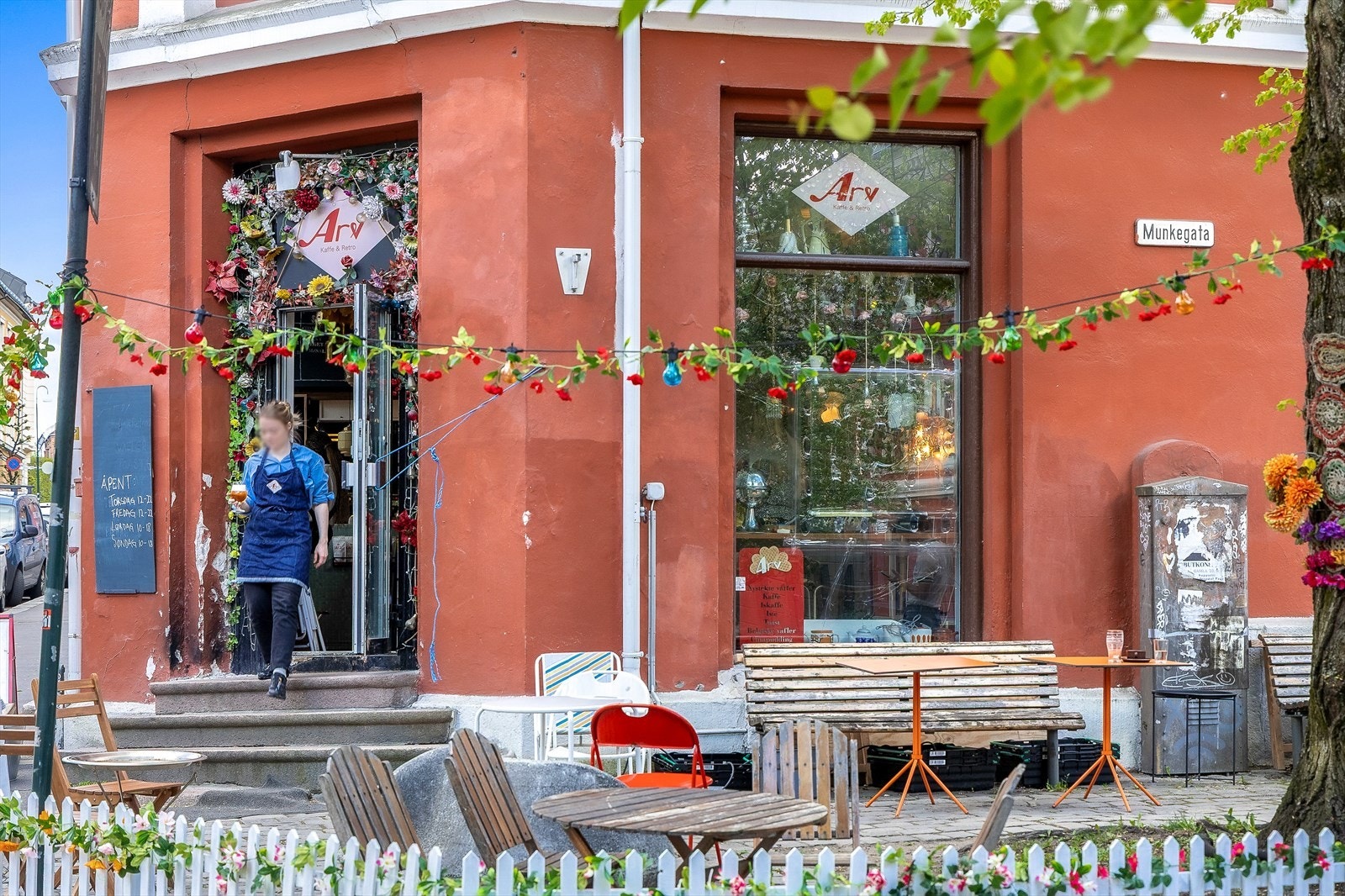 Arv Kaffe & Retro ligger også i gata, og byr på en unik kombinasjon av retrokafé og bar. Her kan du nyte førsteklasses kaffe, deres kjente norske og belgiske vafler, eller delta på quiz Galleribilde