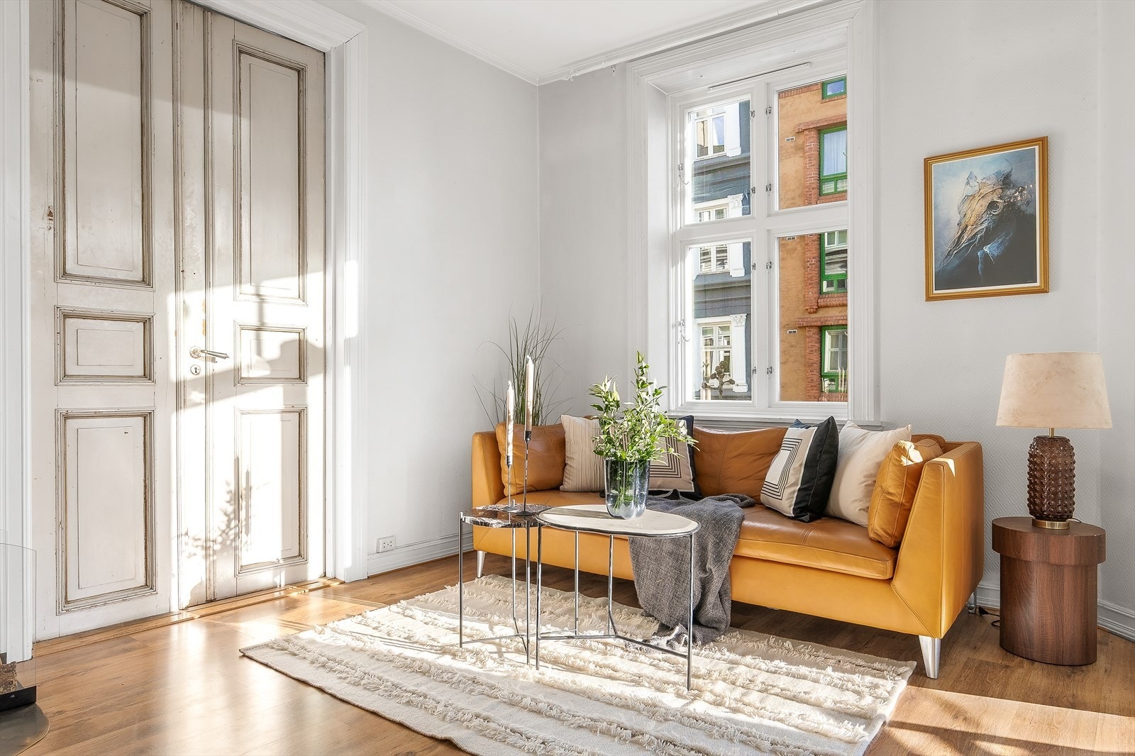 Hovedsoverommet har en elegant, tofløyd dør inn fra stuen som gir leiligheten en klassisk bygård-følelse Galleribilde