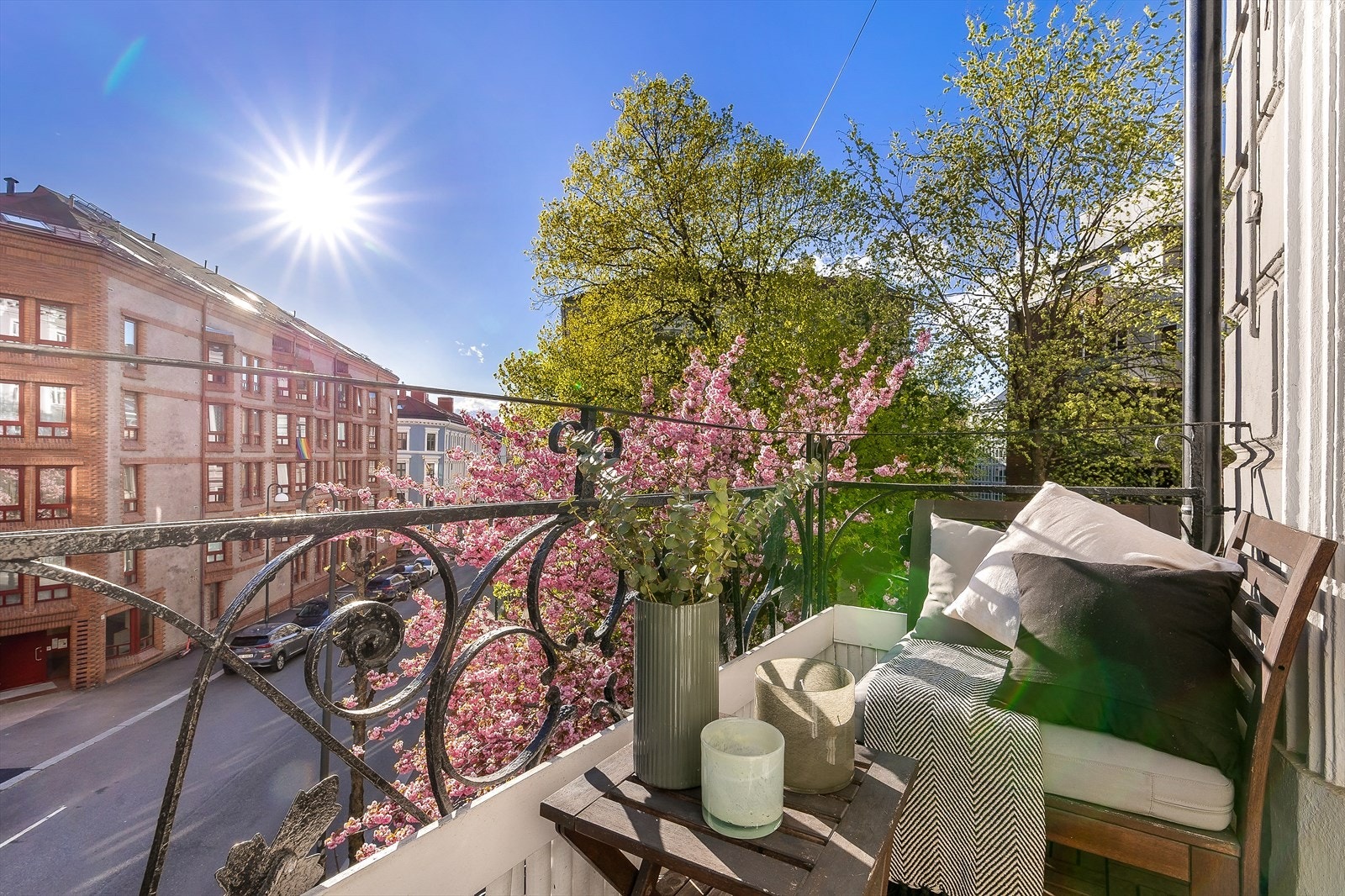 Fra stuen er det adkomst til en sydvestvendt balkong på 3m², perfekt for å nyte solfylte ettermiddager Galleribilde