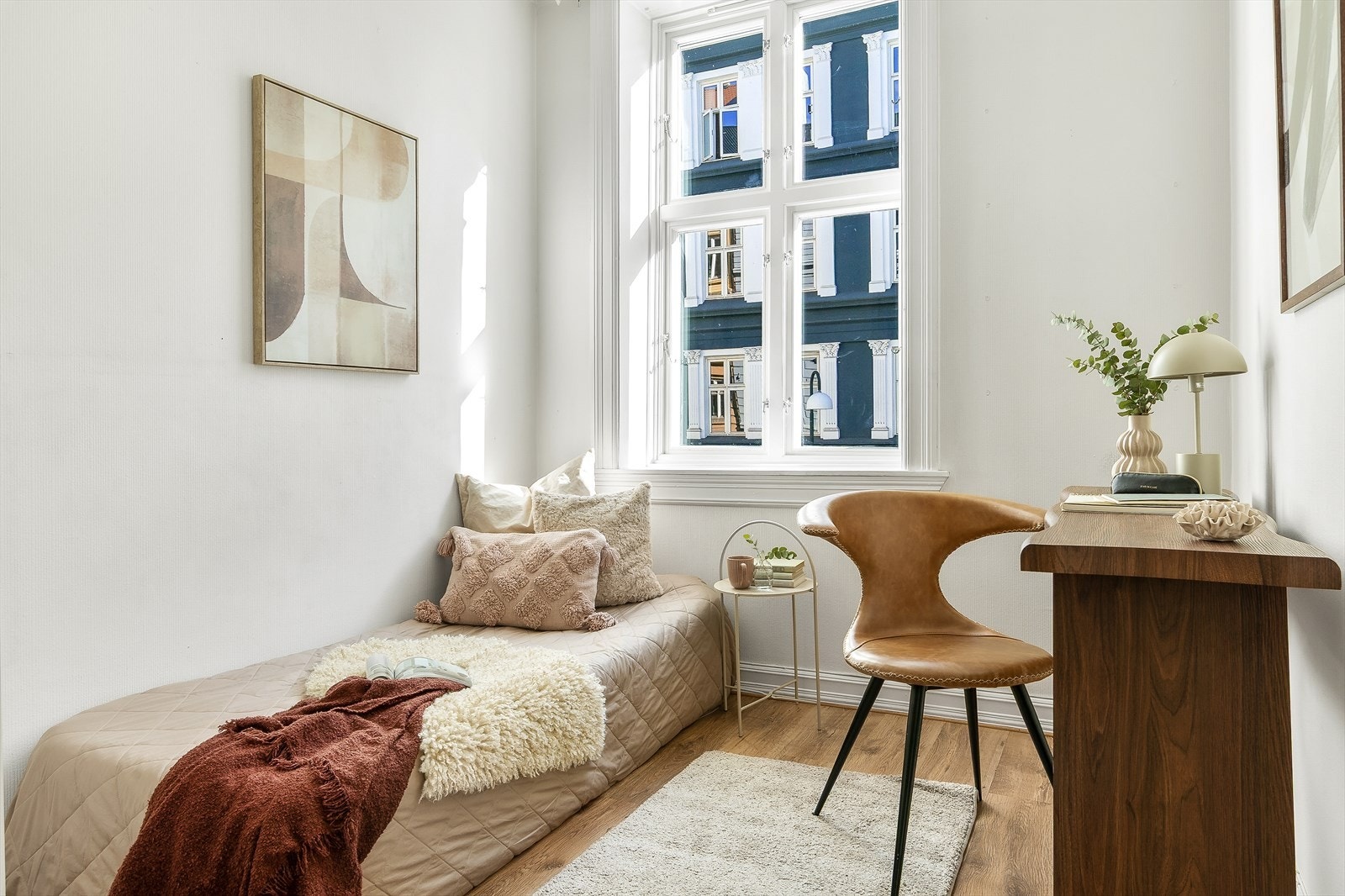 Soverom to passer perfekt til barnerom, med tilstrekkelig plass til å innrede med både seng, skap, og pult ved behov Galleribilde