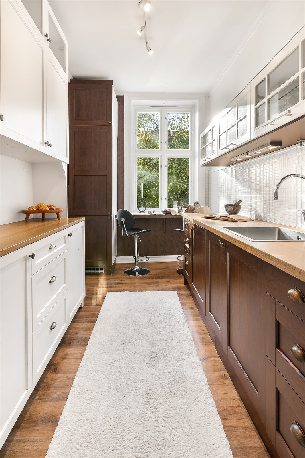 Pent, rustikkpreget kjøkken som er godt utnyttet med god benk- og skapplass Galleribilde