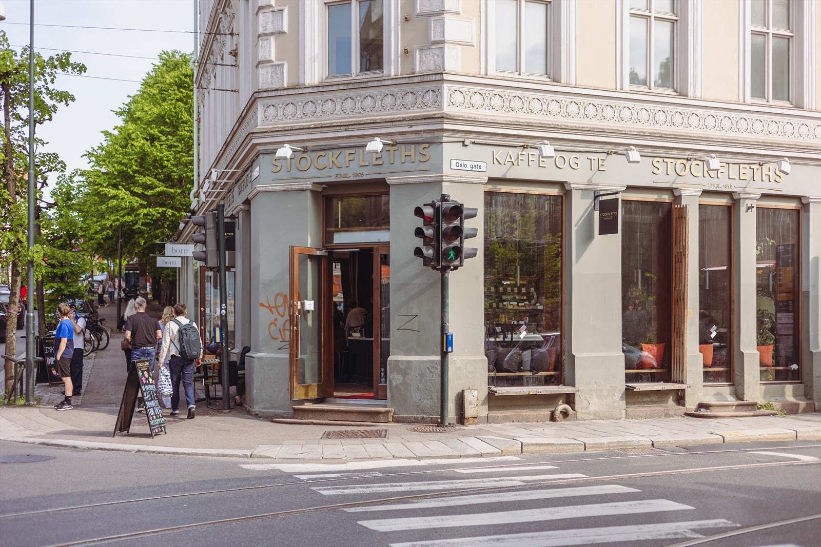 I motsatt ende av Schweigaards gate finner man Stockfleths kaffebar. Det er forsøkt tilbakeført slik lokalet ville sett ut, dersom de hadde åpnet dørene på slutten av 1800-tallet da bygget ble oppført Galleribilde