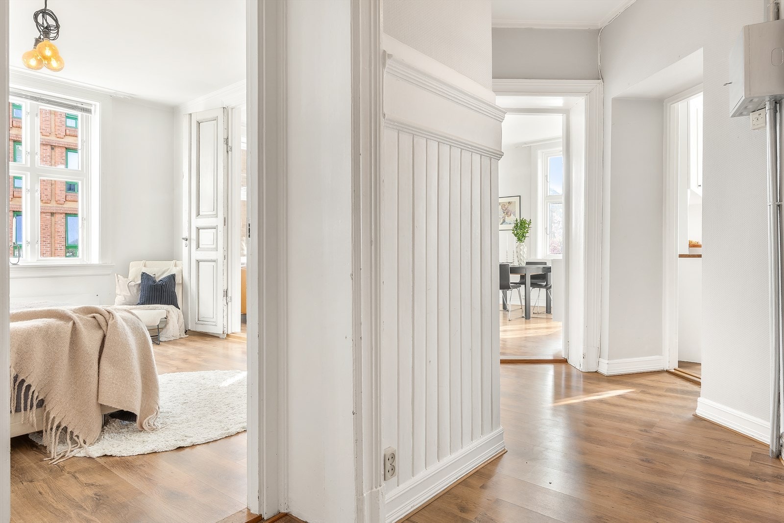 Entréen som fungerer som et praktisk knutepunkt mellom alle boligens rom hvor hver kvadratmeter utnyttes optimalt Galleribilde