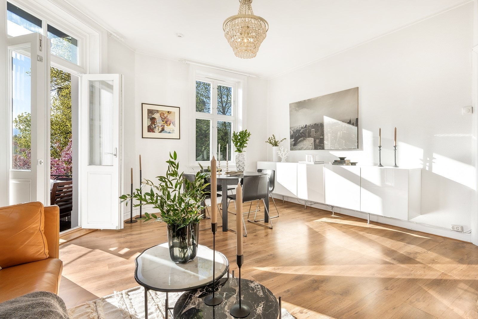 Stuen tilføres gode mengder naturlig lys via store vindusflater som gir godt med naturlig dagslys og en luftig romfølelse Galleribilde