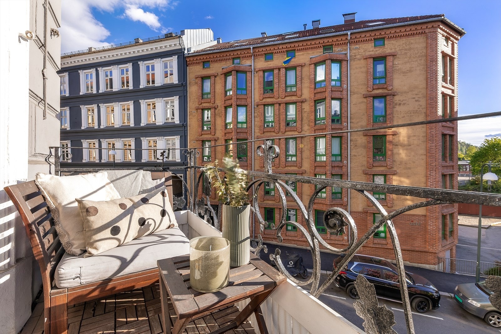 Leiligheten ligger i et attraktivt område i Gamlebyen, hvor utviklingen har vært stor de siste årene og fortsettelsen følger. Det er kort vei til alle ønskelige fasiliteter som offentlig kommunikasjon, butikker, restauranter og trivelige kaféer Galleribilde