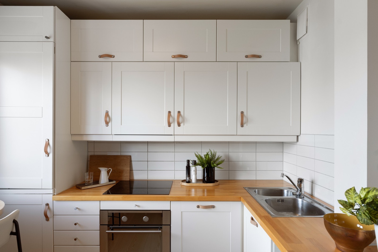 Her er det godt med oppbevaringsplass samt gode arbeidsflater for de som er glad i å lage mat. Galleribilde