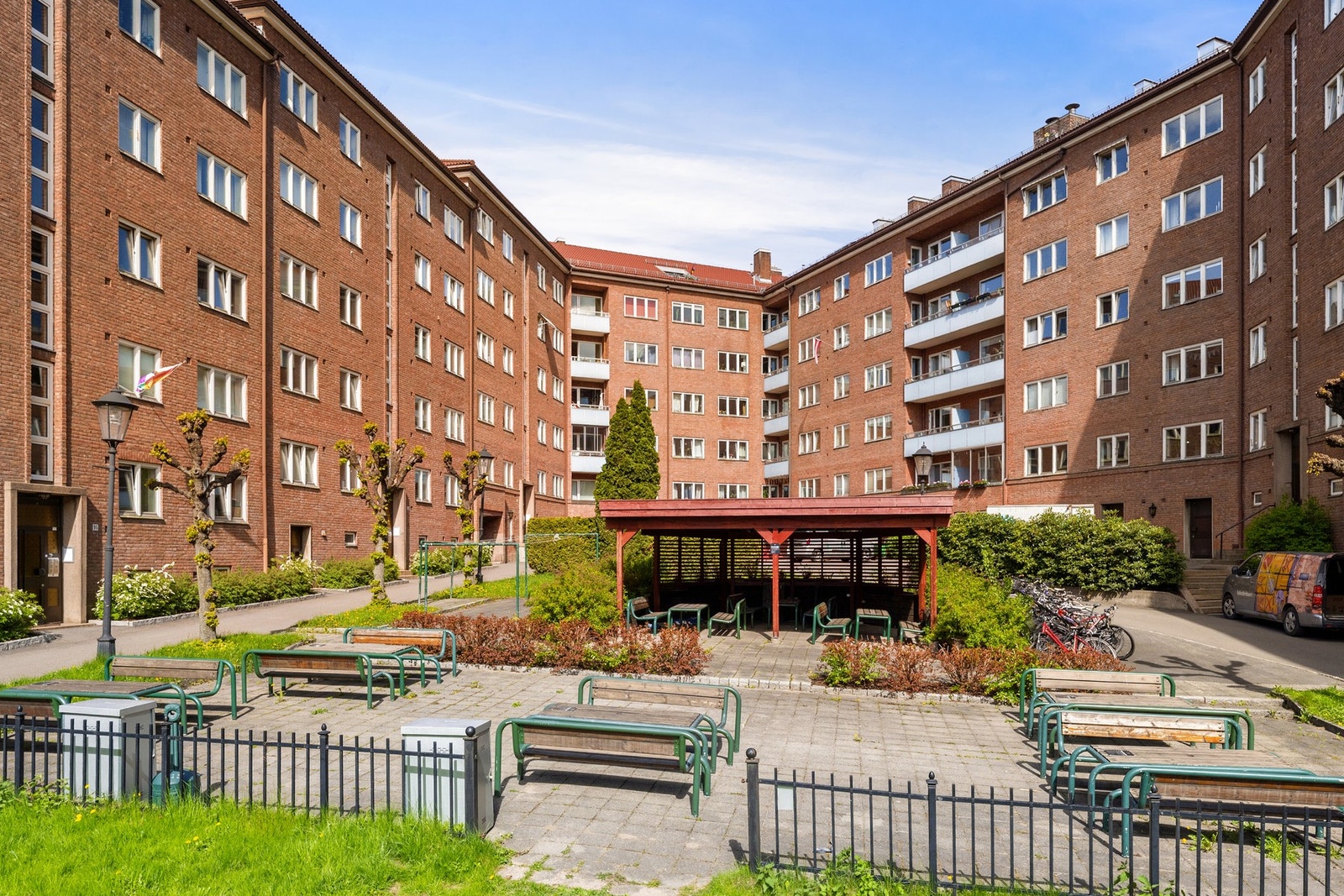 Det er også sykkelparkering, sittegrupper og utebelysning. Galleribilde