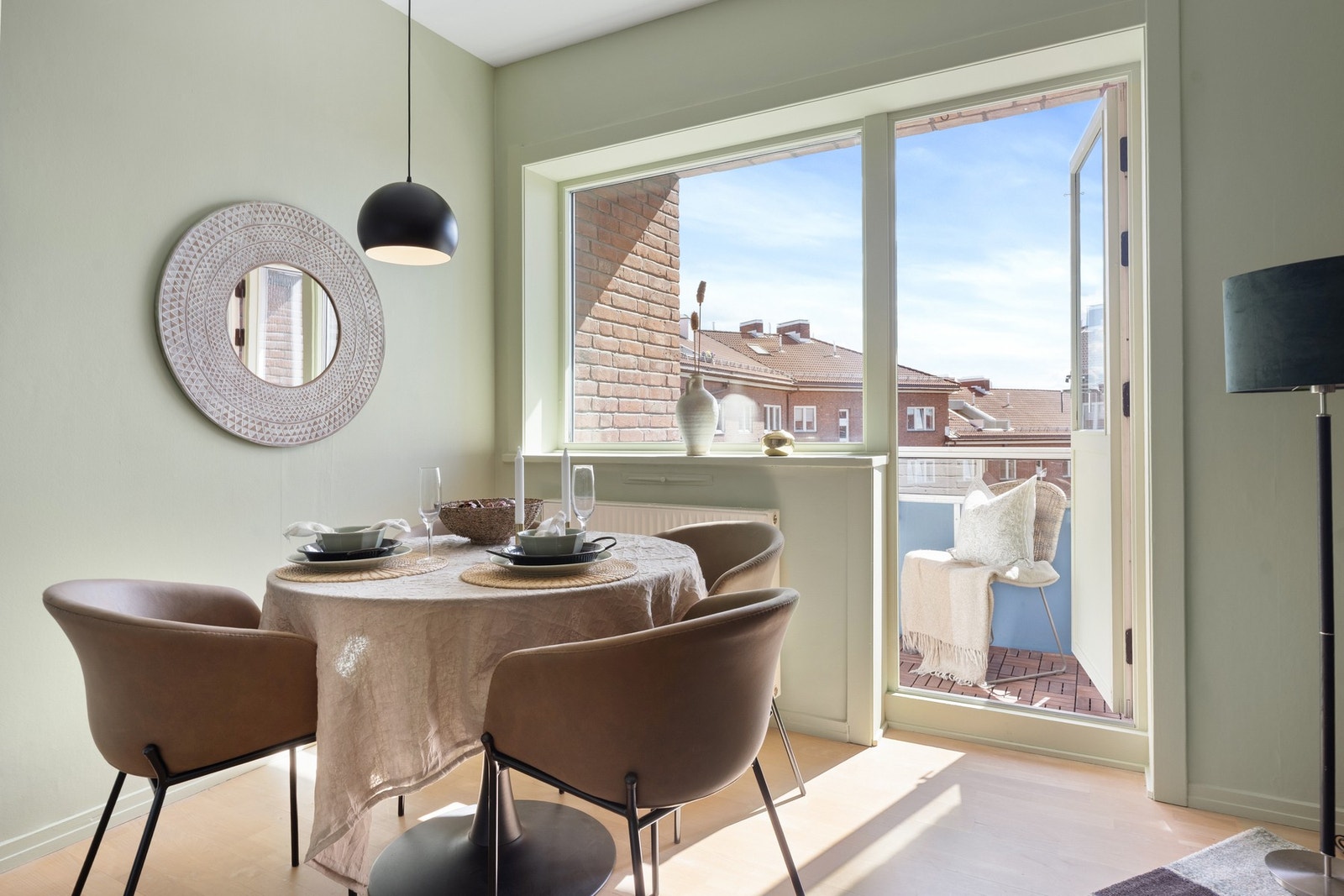 Et rundt spisebord innbyr til sosiale og koselige stunder. Galleribilde