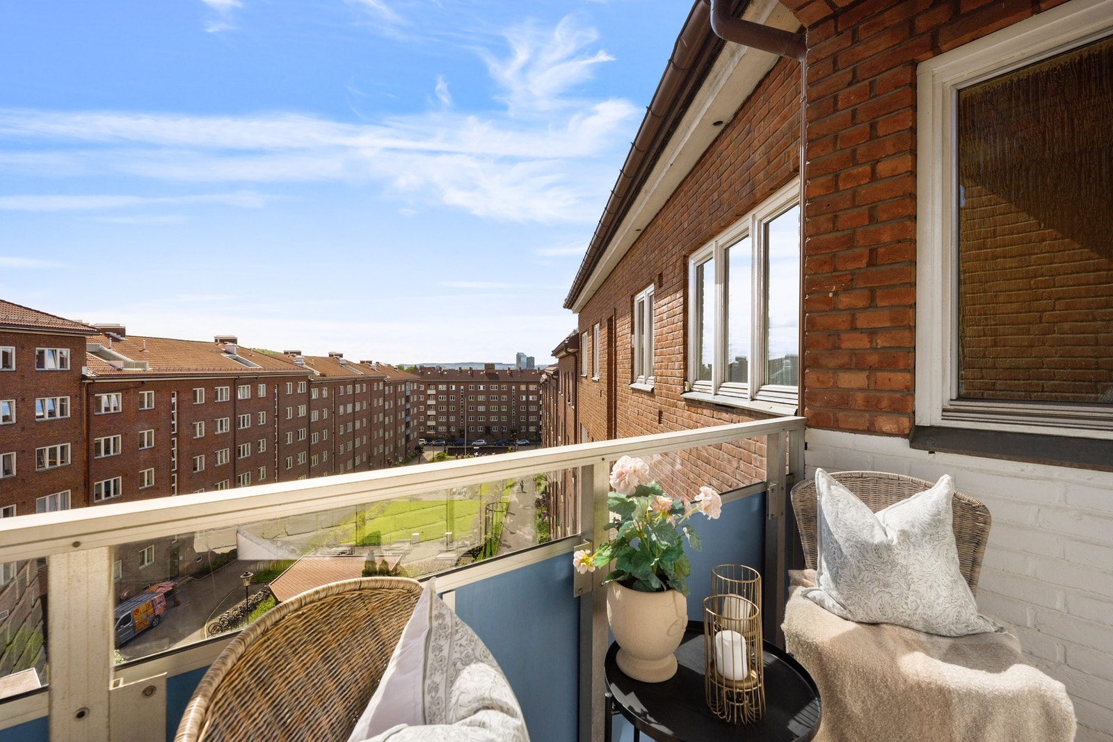 Dette er en innbydende leilighet med balkong og meget hyggelig bakgård. Galleribilde