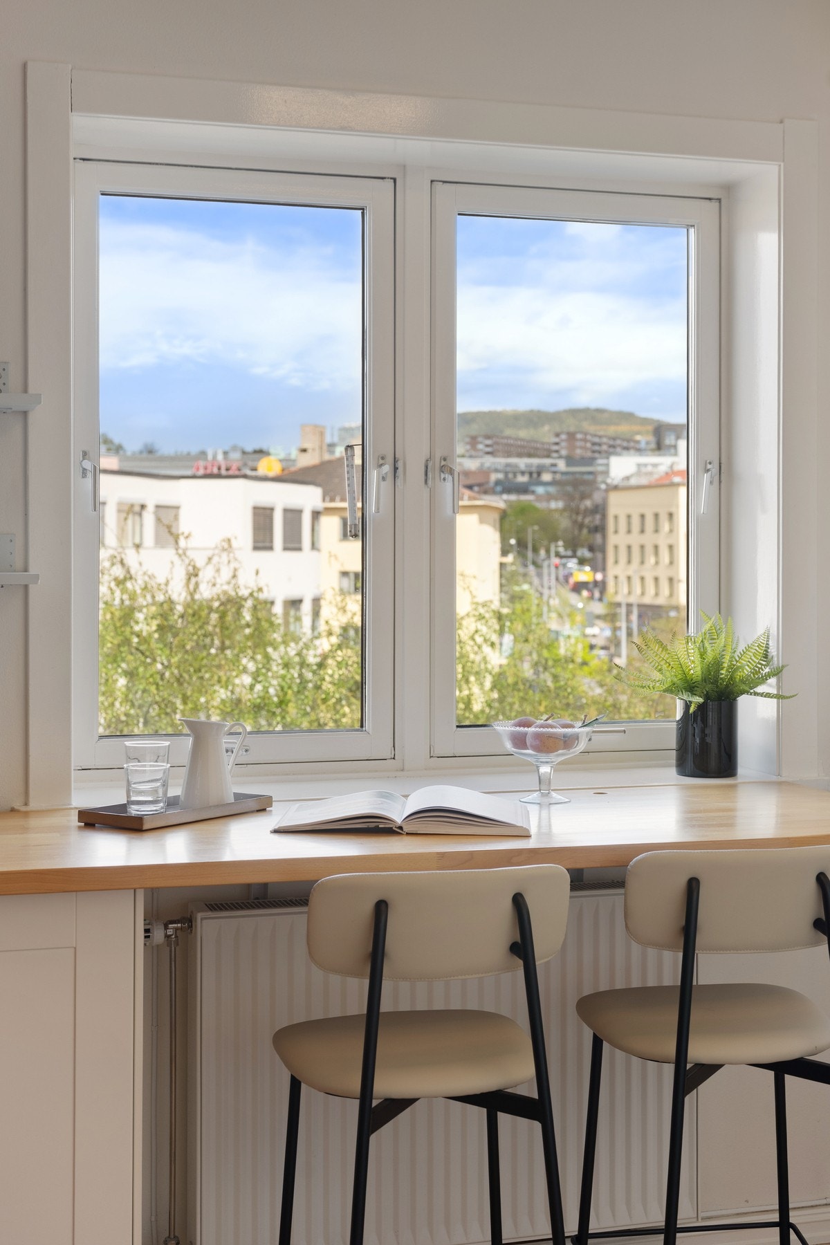 Foran vinduet er det spiseplass for to, perfekt for hverdagsmåltider. Galleribilde