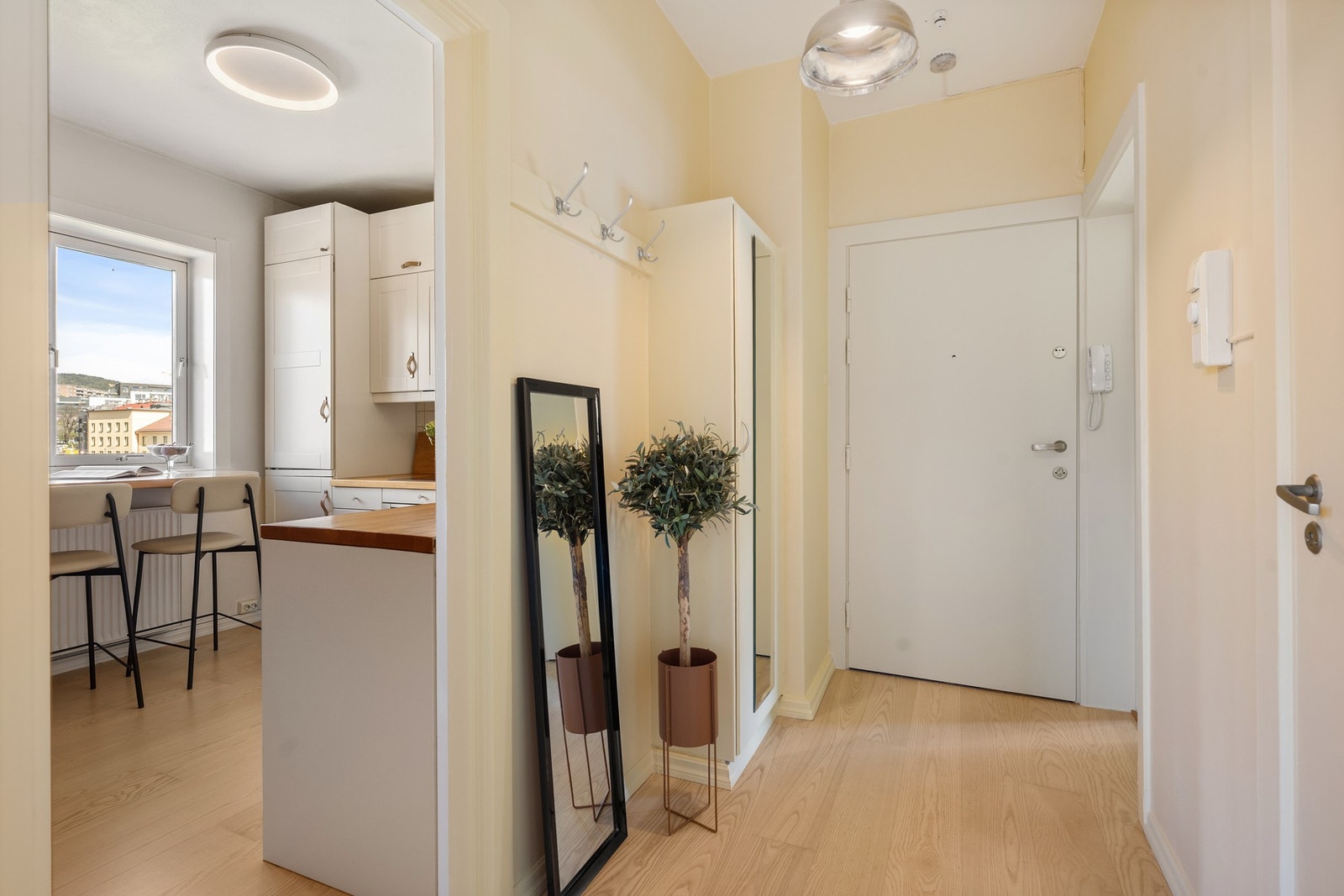 Vi ønskes varmt velkommen av en entré med plass til ytterklær og sko. Galleribilde