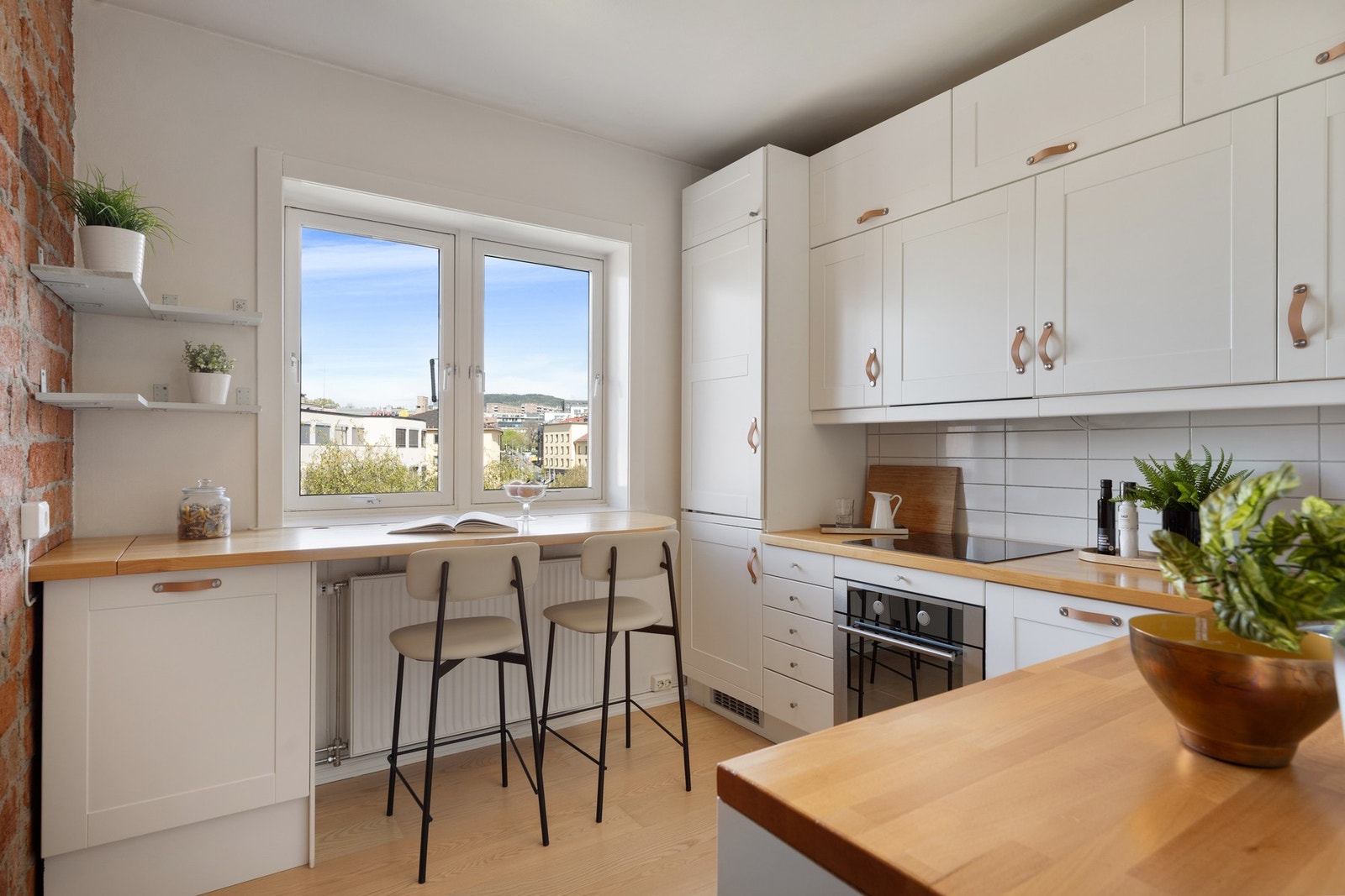 Kjøkkenet er lyst og trivelig. Legg merke til murveggen, en lekker detalj som viser byggets alder. Galleribilde