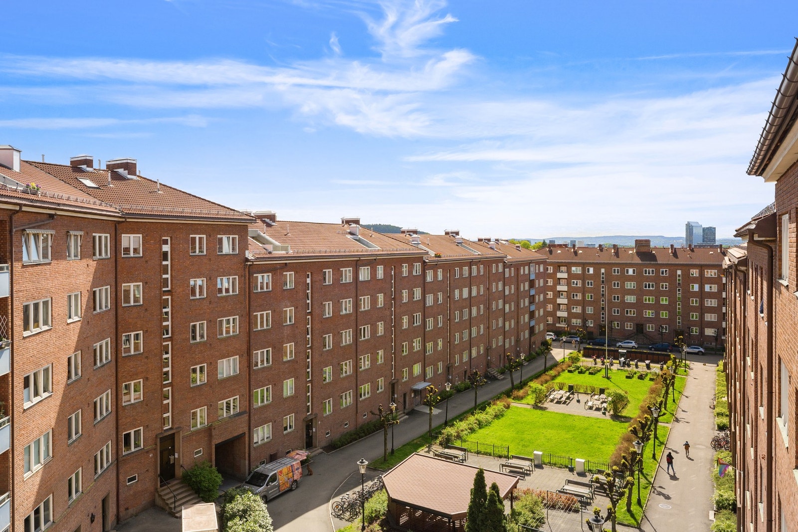 Borettslagets tomt er opparbeidet med blant annet asfalterte internveier, gressplen, trær, prydbusker og diverse beplantning. Galleribilde