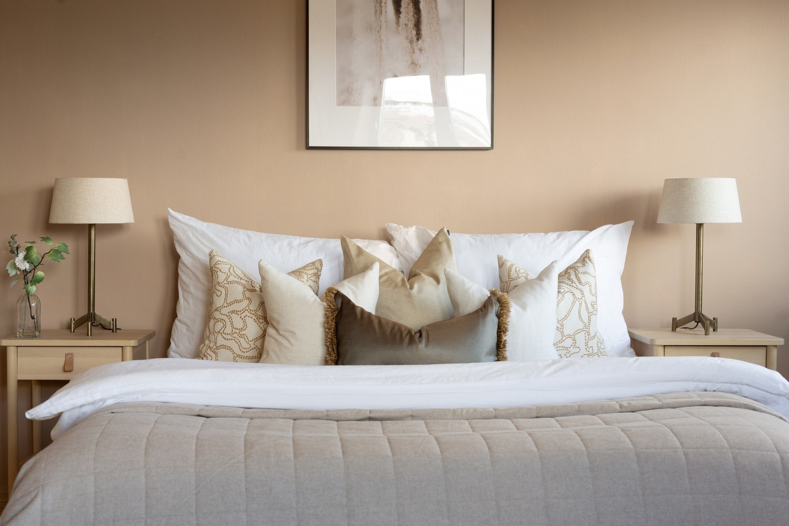 Det er god plass til dobbeltseng, nattbord, oppbevaringsmøbler, kontorplass og annet ønsket møblement. Galleribilde