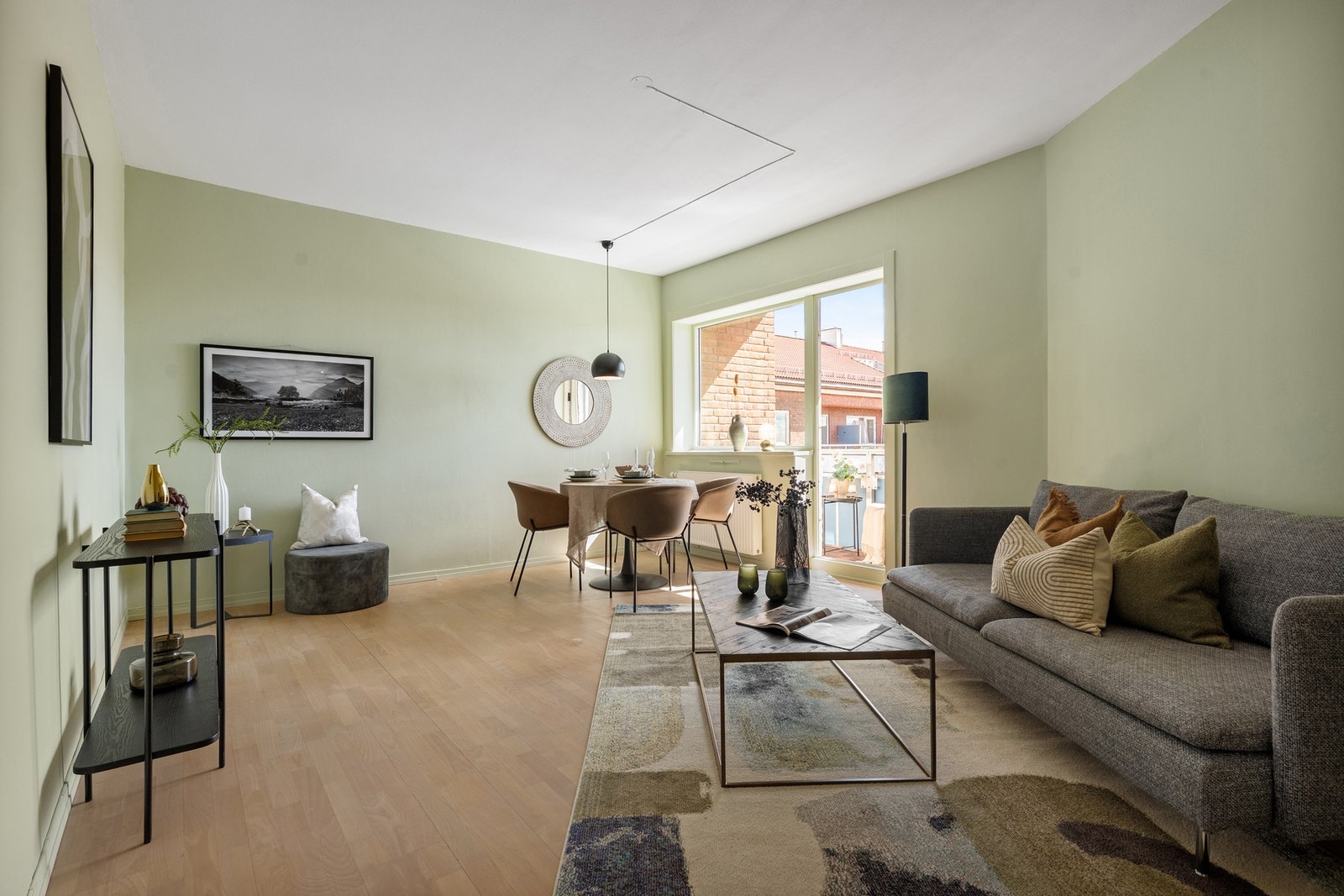 Stuen er malt i en lekker grønnfarge og har god plass til både sofagruppe og spisestue. Galleribilde