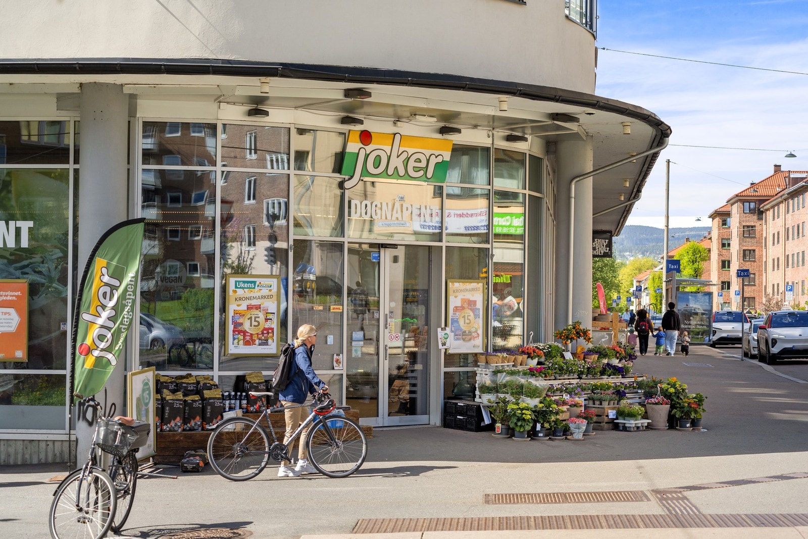 Det er en døgnåpen Joker-butikk rett borte i gaten. Galleribilde