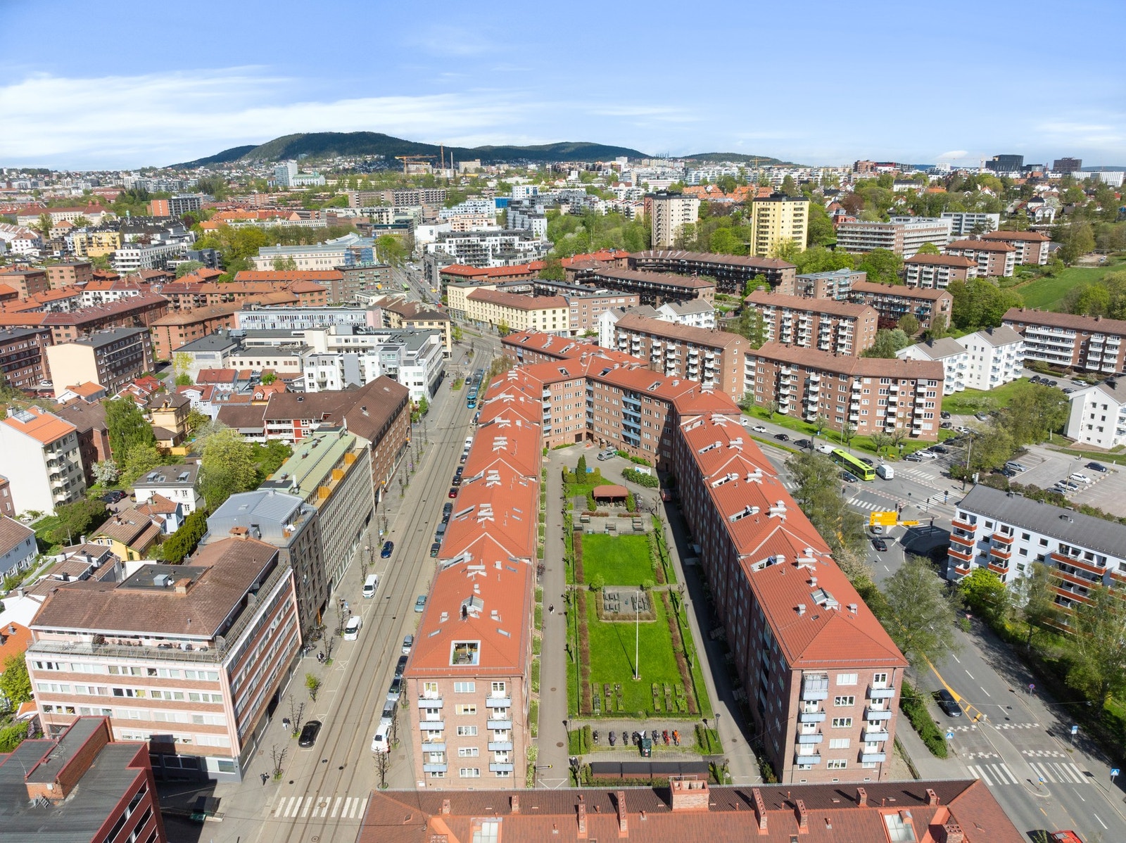 Det er gode kollektivtransportforbindelser som enkelt tar deg ned til sentrum eller opp til marka. Galleribilde
