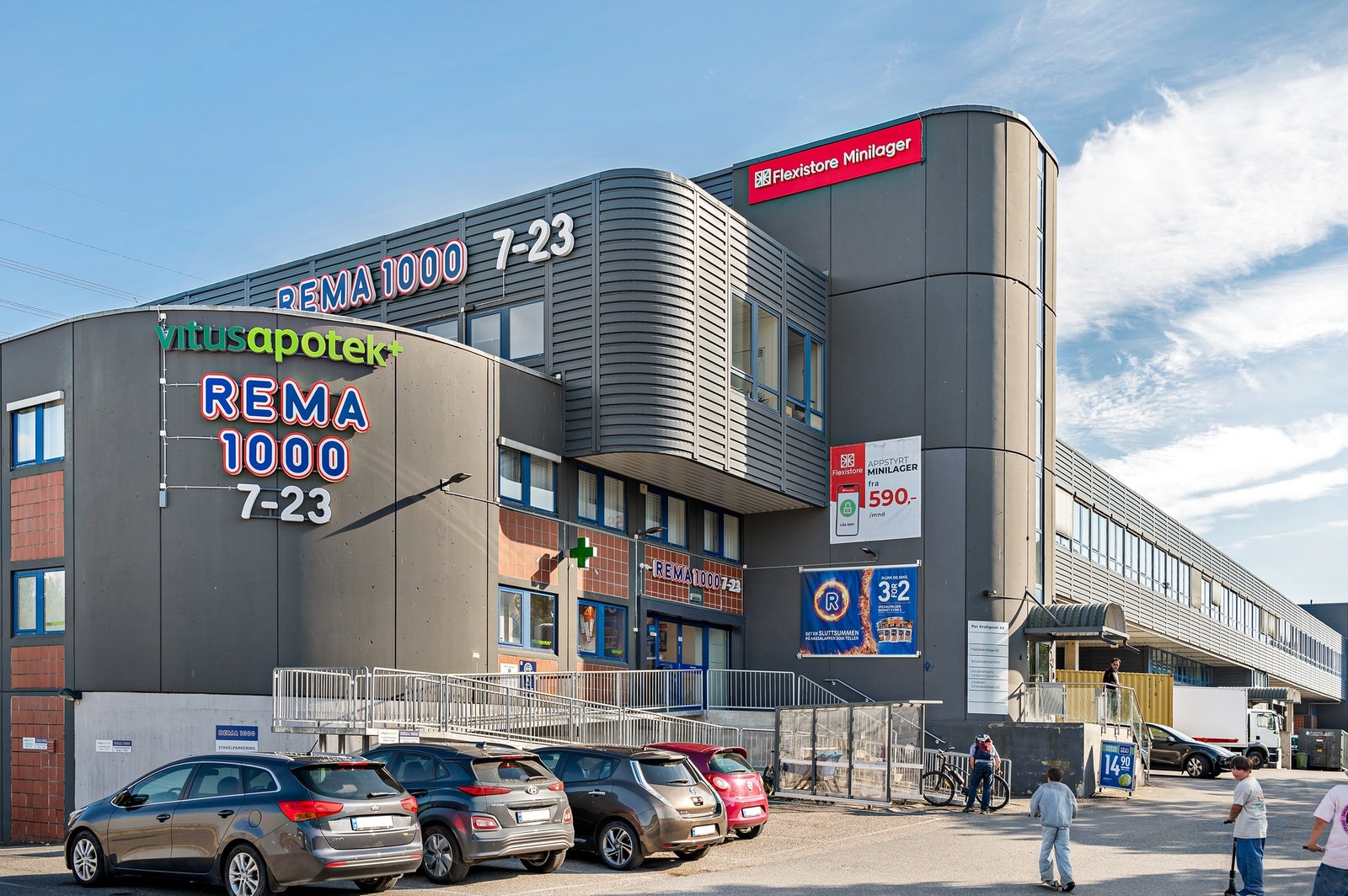 Ønsker du ytterlige servicetilbud er det kort vei til Furuset, Alna samt handlemuligheter i Lørenskog og på Strømmen. Galleribilde