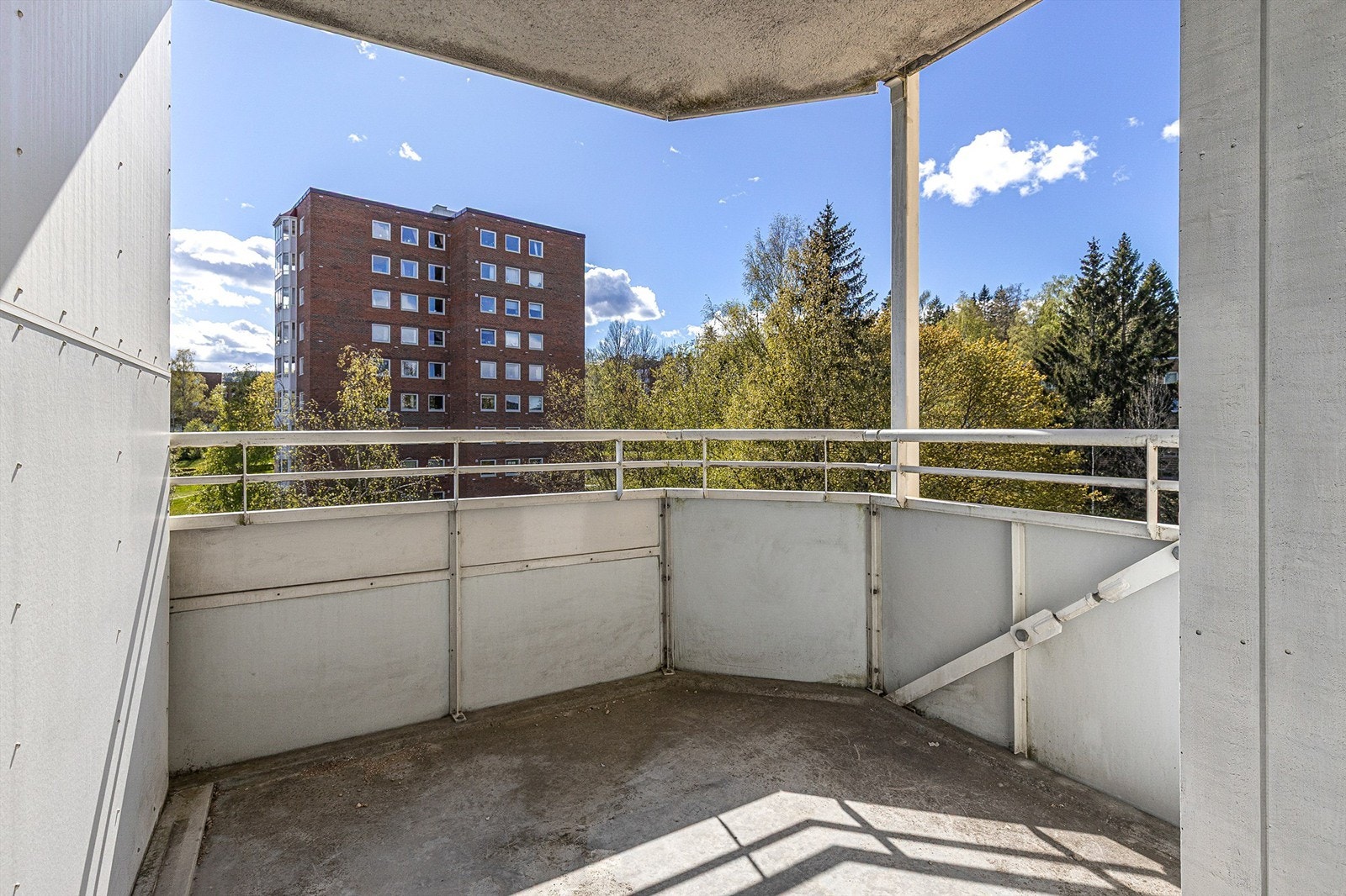 Et oppussingsobjekt med god planløsning, store rom og en romslig balkong! Galleribilde