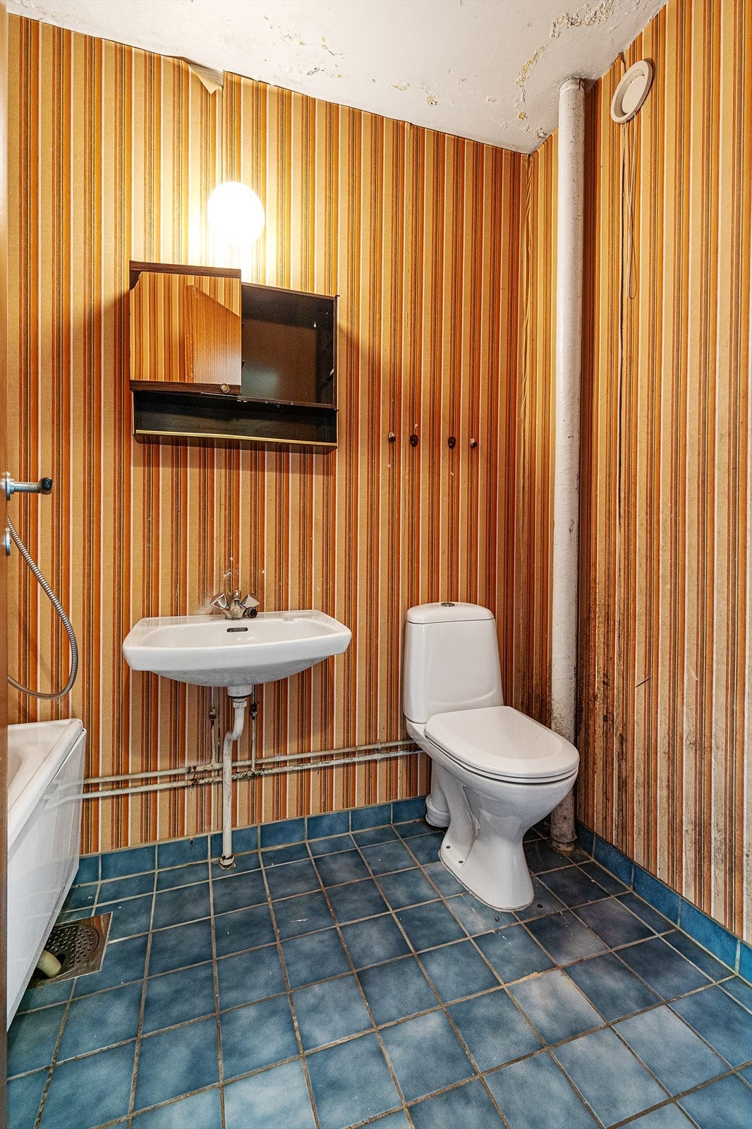 Badet er av god størrelse med oppussingsbehov, men her er det også flere muligheter for å skape sitt drømmebad. Galleribilde