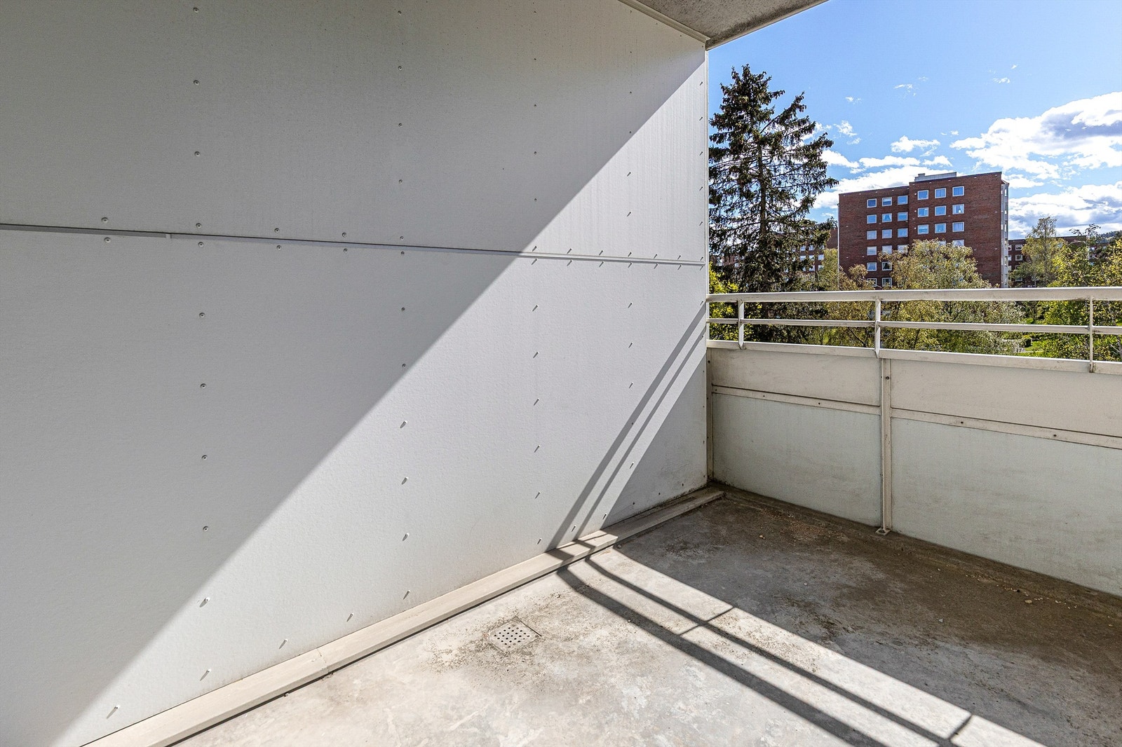 Balkongen er også av god størrelse med flere muligheter. Balkongen er sør-vestvendt med gode solforhold og fin utsikt over området. Galleribilde