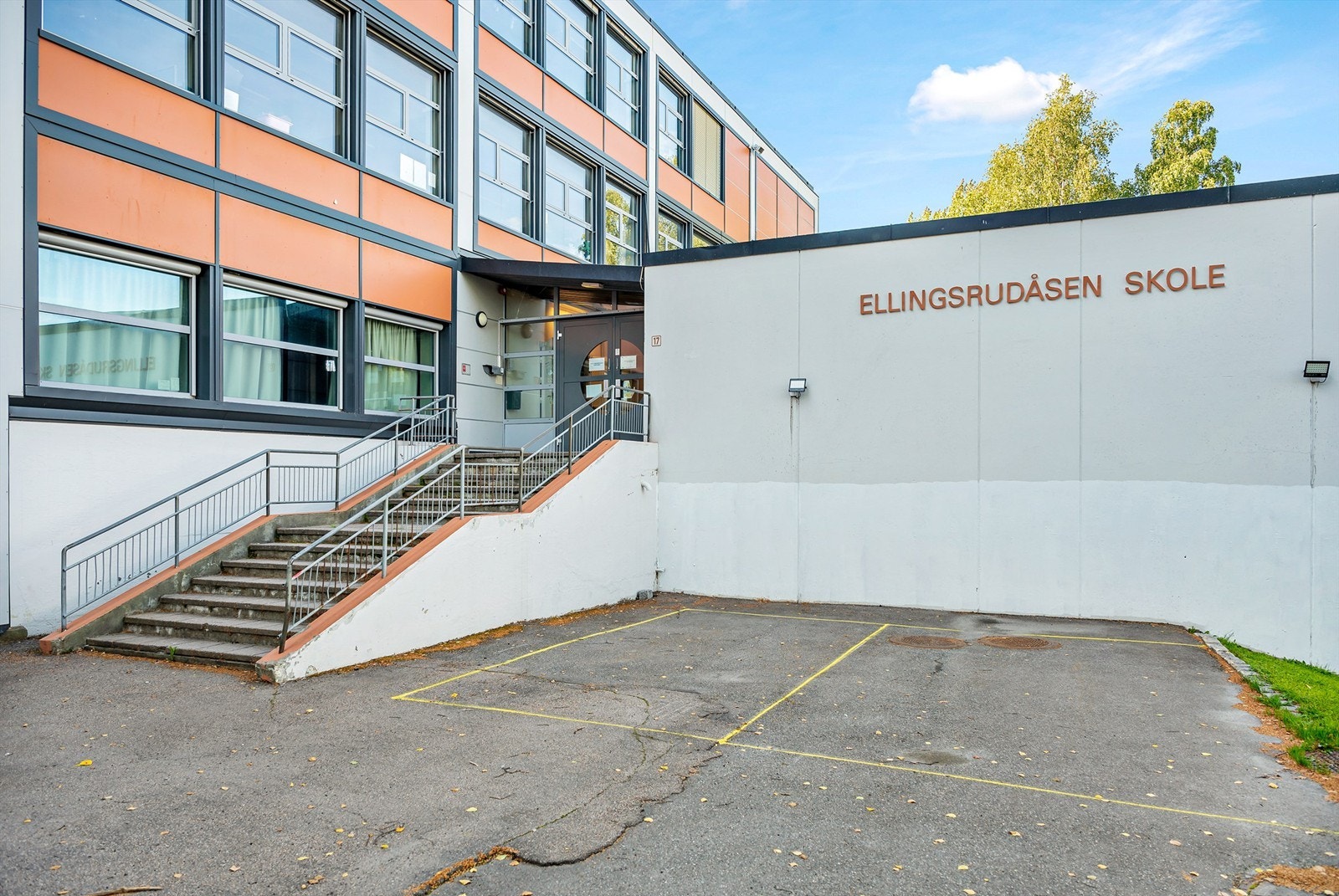 Kort vei til skoler for alle alderstrinn, barnehager, god offentlig kommunikasjon og et rikt utvalg av servicetilbud like i nærheten! Galleribilde