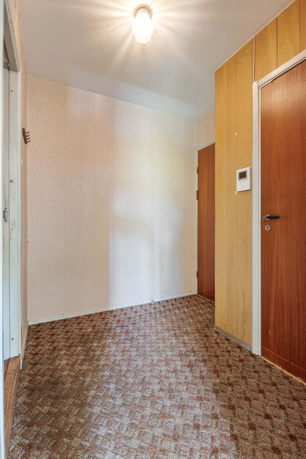 Entréen er av god størrelse, og her kan man ha flere smarte løsninger for oppheng av yttertøy. Galleribilde