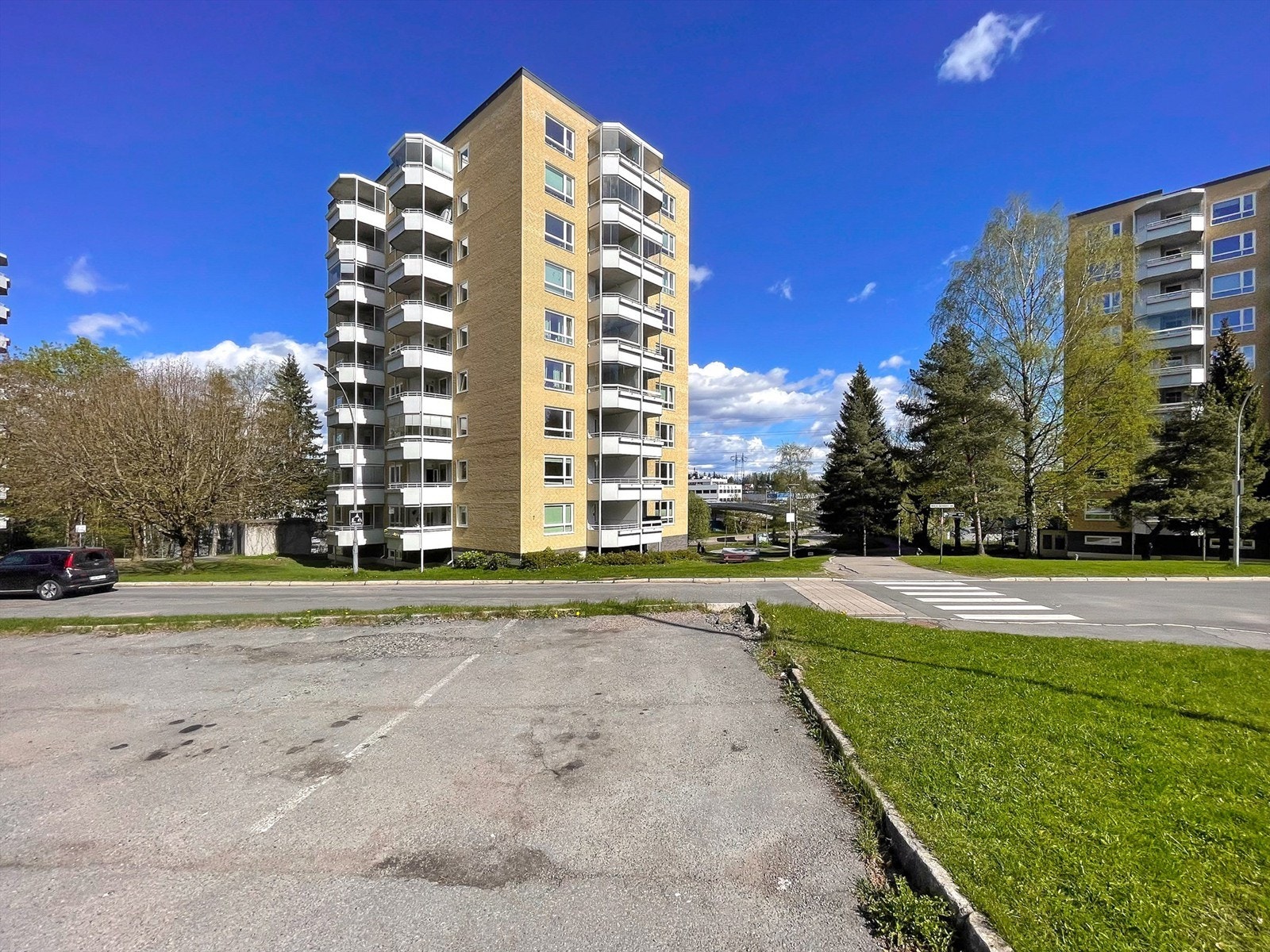 Leiligheten ligger i byggets 6. etasje, og her får man fin utsikt over området fra boligens store balkong. Galleribilde