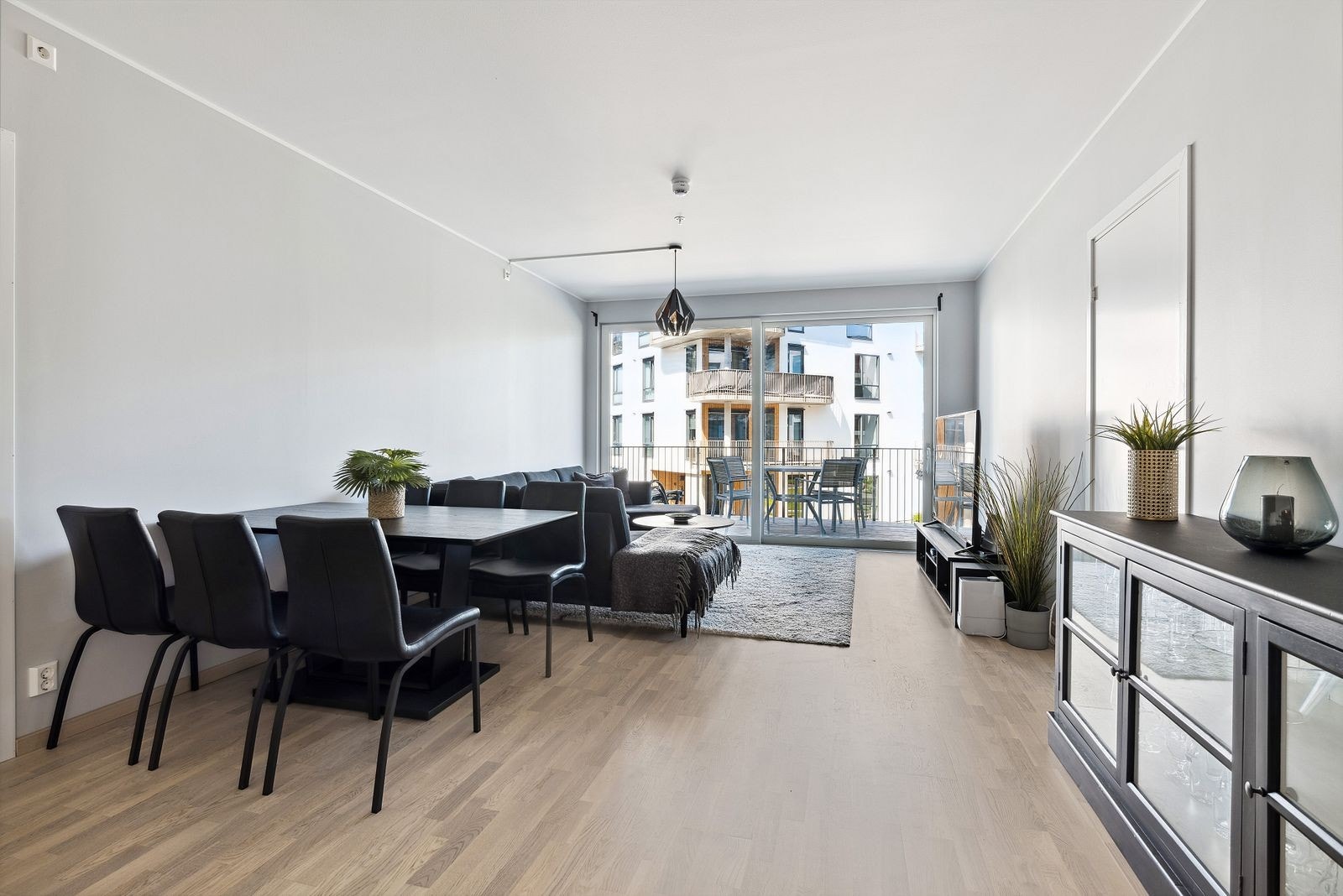 Romslig plass til både sofakrok og spisebord Galleribilde