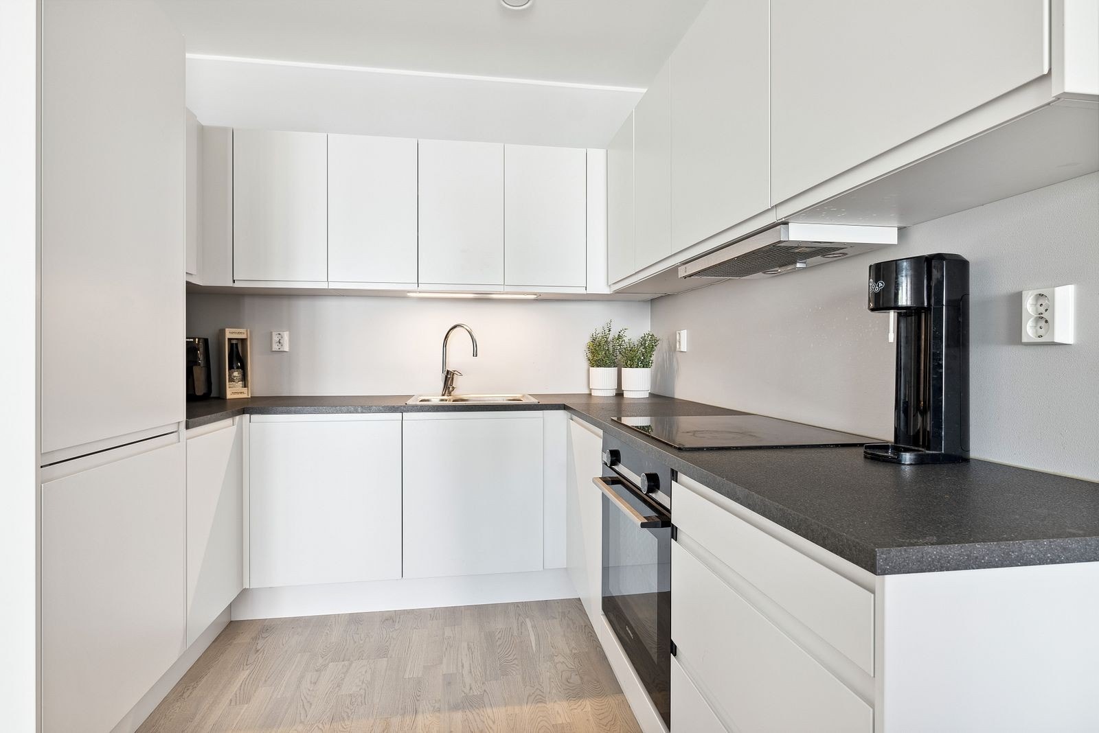 Kjøkken med nødvendige hvitevarer fra 2022 Galleribilde