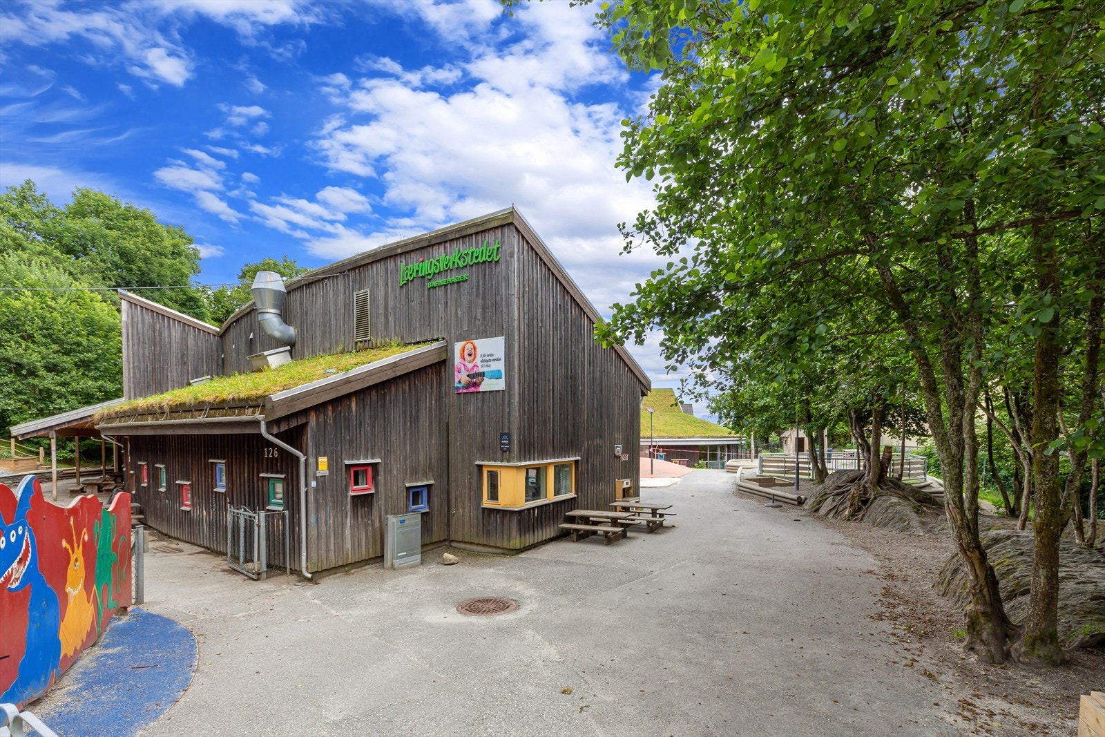 Eiendommen har gangavstand til barnehage og nærbutikk, og en kort kjøretur unna barneskole, ungdomsskole og videregåendeskole. Galleribilde