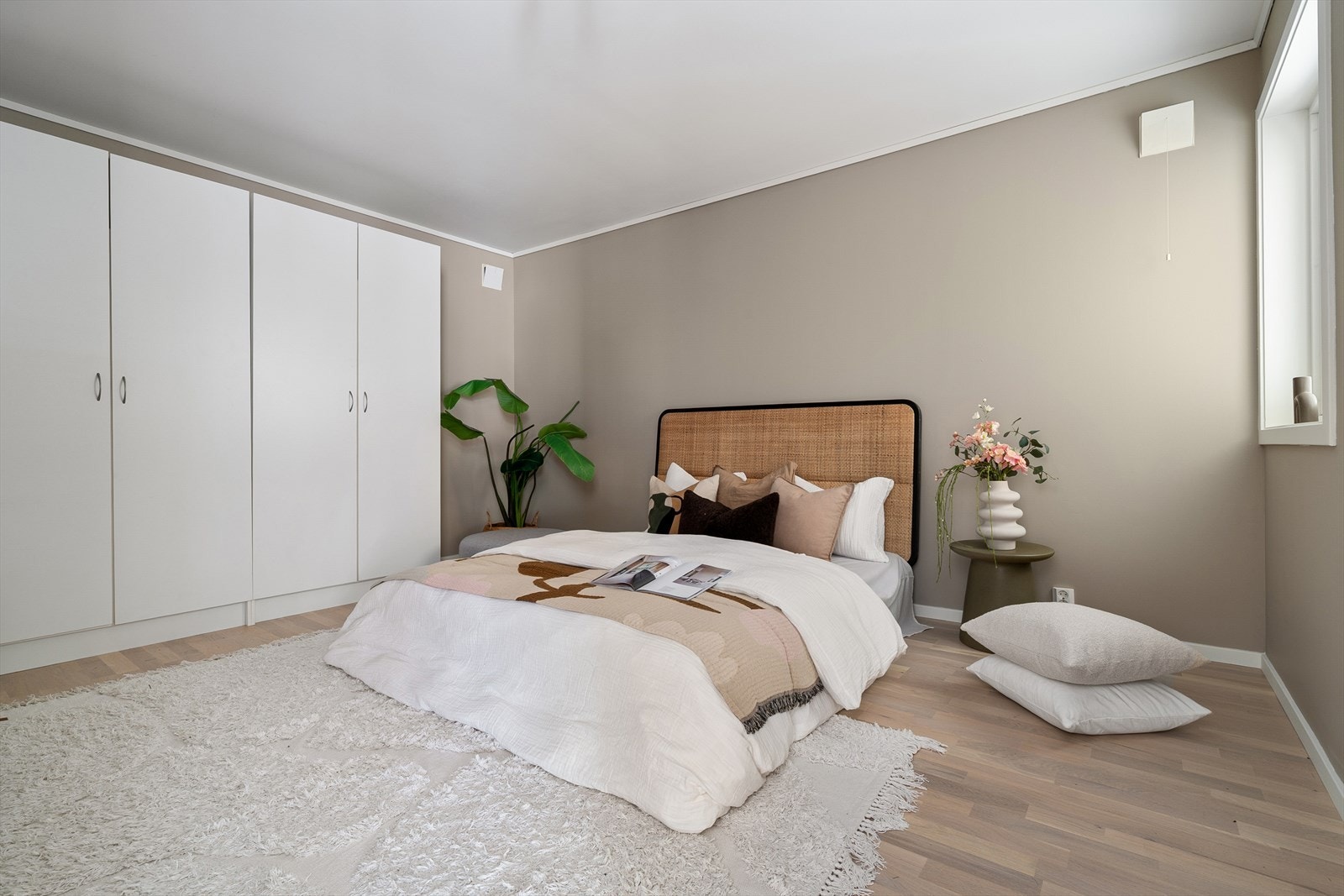 Hovedsoverommet er romslig med sine 14 m² og har god plass til dobbeltseng, nattbord og garderobeskap. Galleribilde