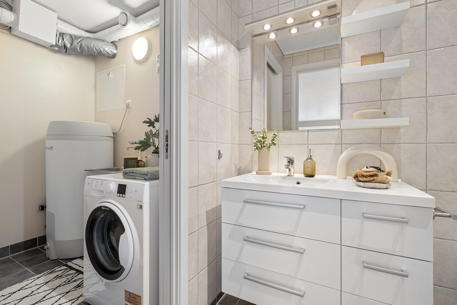 Praktisk med skyvedør til vaskerom. Galleribilde