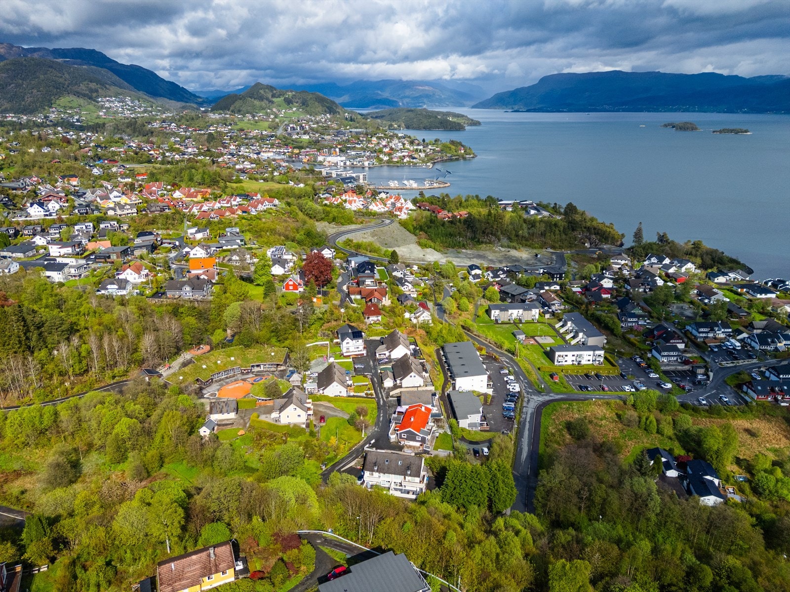Eiendommen ligger fint til i et veletablert og barnevennlig boligområde i Kuvågen på Os. Galleribilde