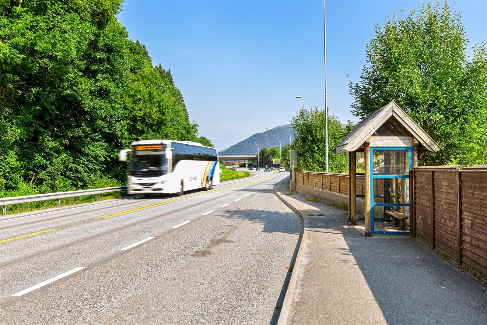 Det er ca. 5 minutters kjøretur inn til Os sentrum, ca. 25 minutters kjøretur til Nesttun, og inn til Bergen sentrum er det ca. 25 minutter. Galleribilde