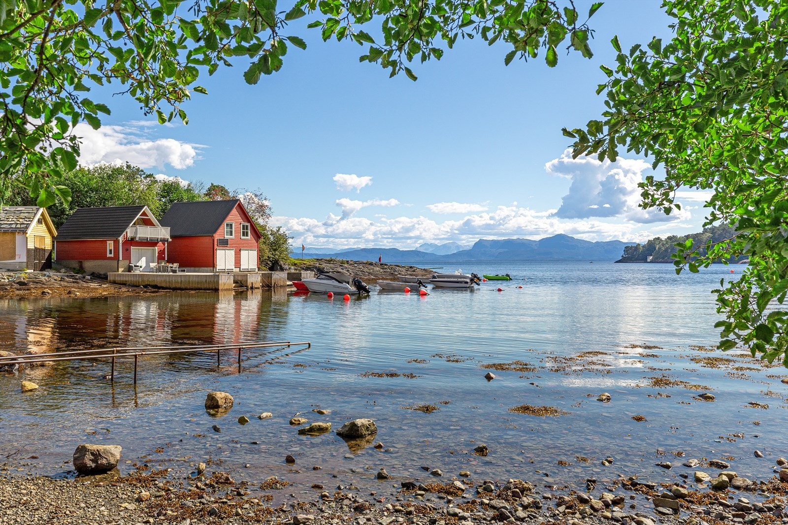 Kort gangavstand til flotte badeplasser i Tellevika og Kuvågen. Galleribilde