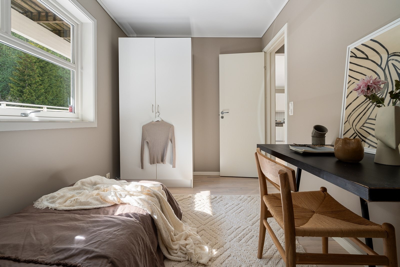 Soverommet nummer to egner seg godt som barnerom, gjesterom eller hjemmekontor. Galleribilde