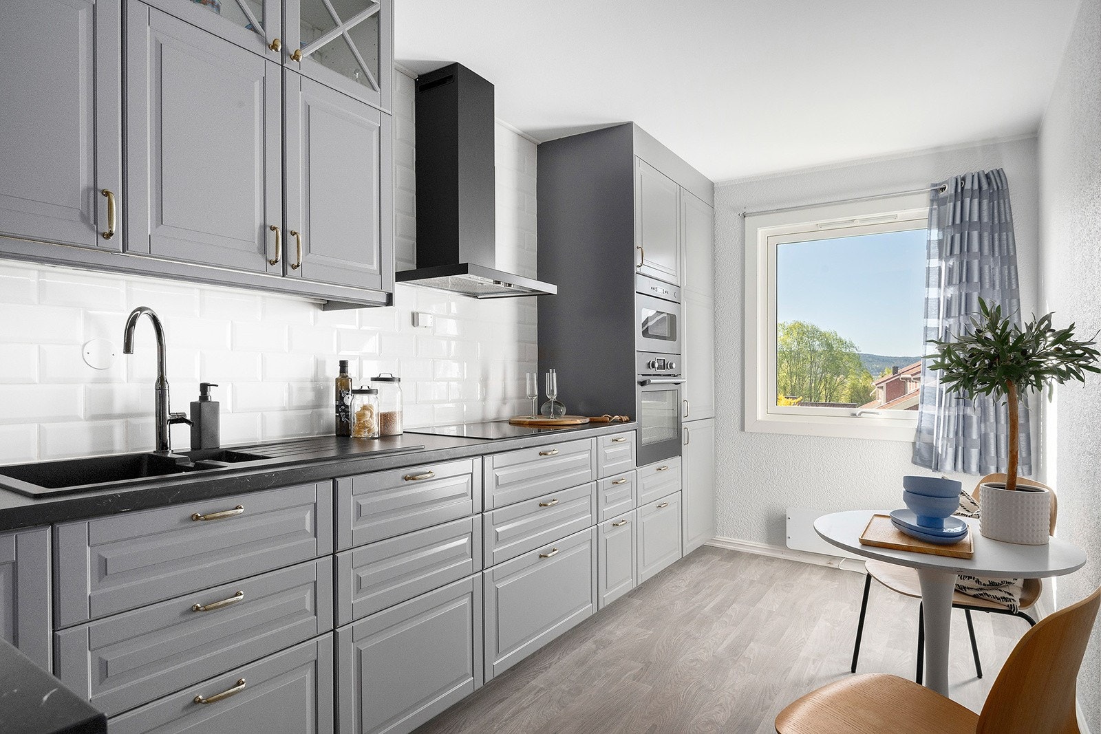 Stort kjøkken med mye skap- og benkeplass Galleribilde