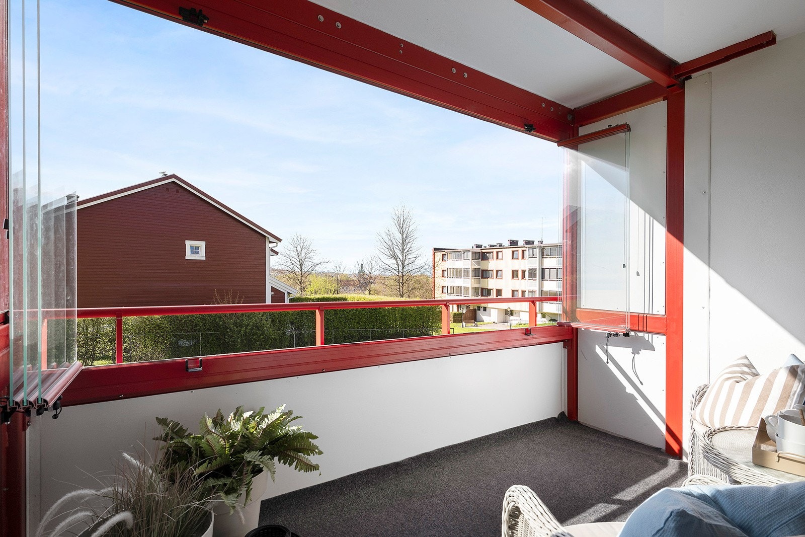 Fra stuen er det utgang til usjenert, innglasset balkong med fine solforhold. Galleribilde