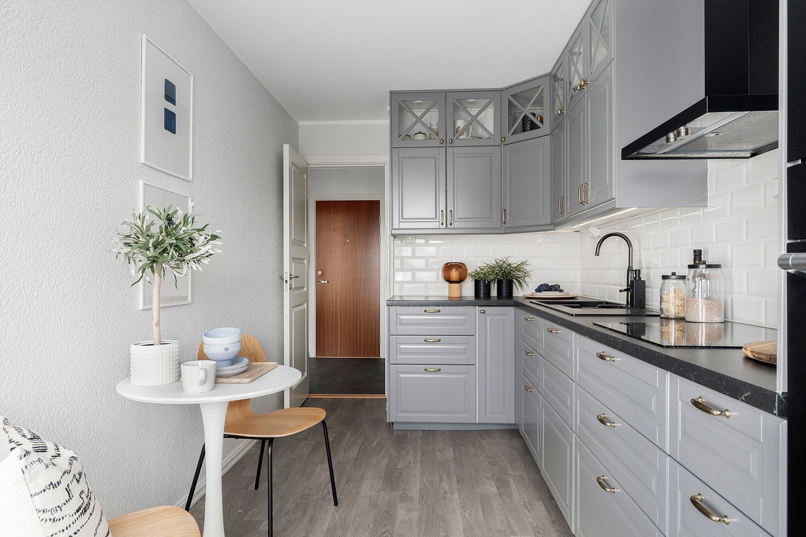 Integrert komfyr, micro, oppvaskmaskin, platetopp og kjøleskap m/frysedel. Galleribilde