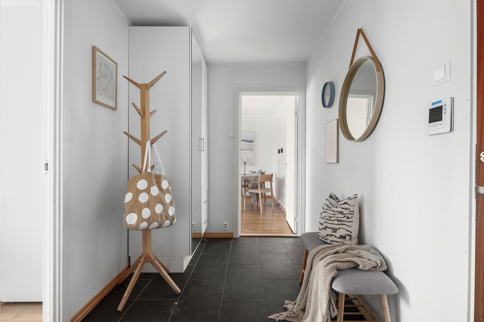 Mulighet for garderobeskap i entréen. Galleribilde