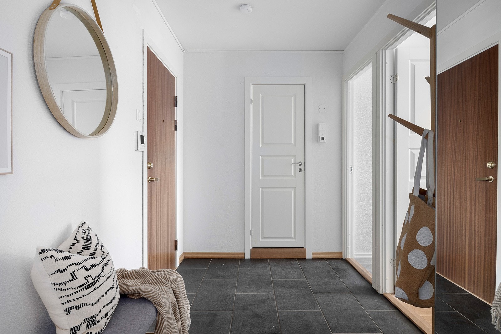 Stor og lys entré som gir et godt førsteinntrykk. Galleribilde