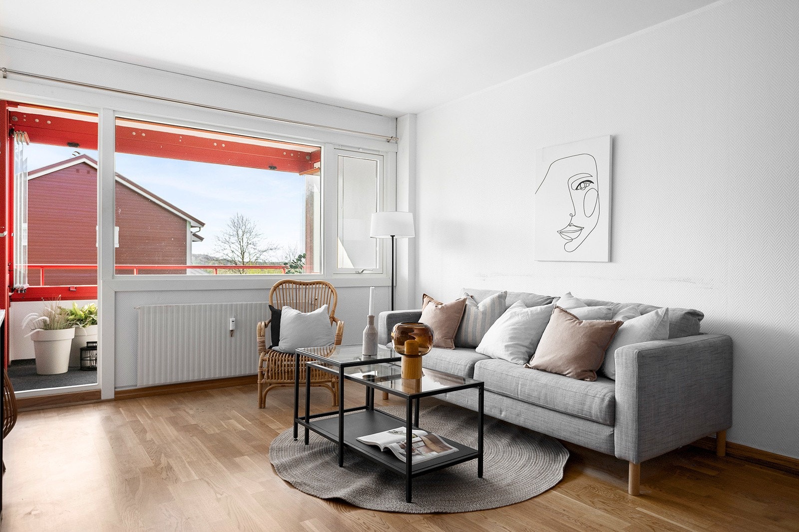 Åpen og lys stue med plass til både salong- og spisegruppe. Galleribilde