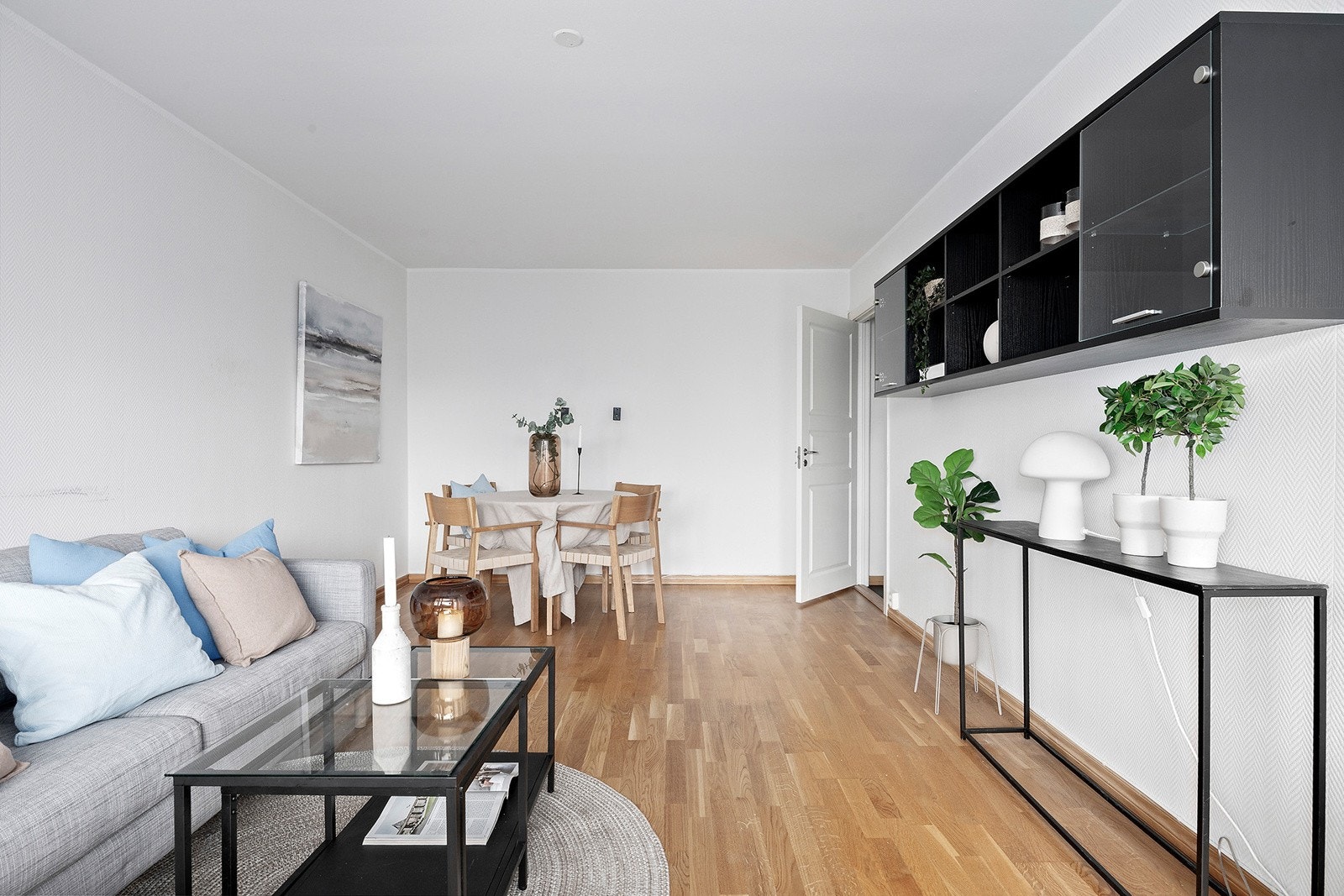 Stuens store vindusflater slipper inn godt med naturlig lys. Galleribilde