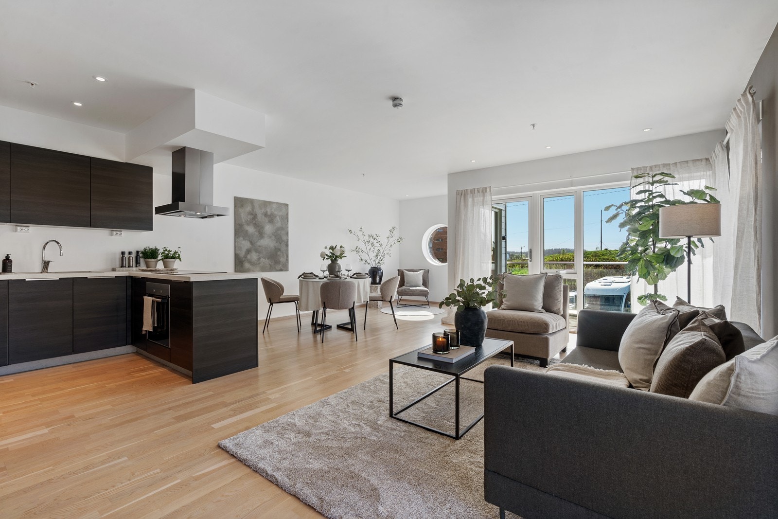 Stuen oppleves som romslig og luftig. Pen downlights belysning. Galleribilde