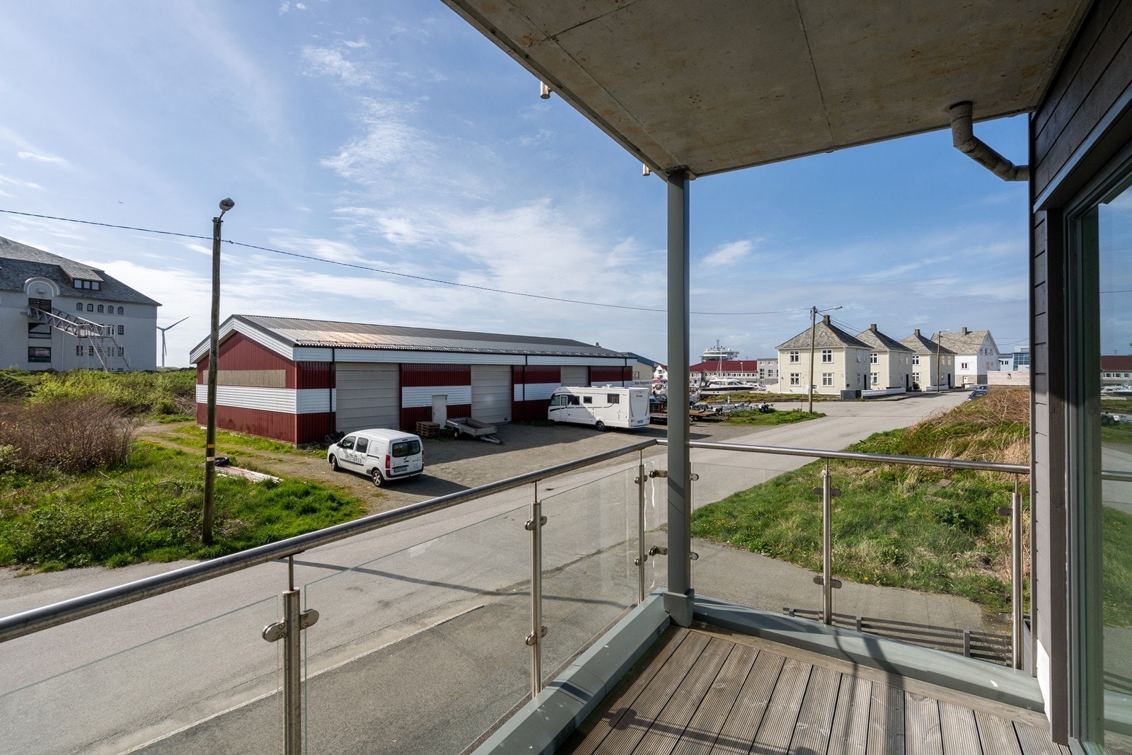 Vestvendt balkong i forbindelse med stuen. Galleribilde