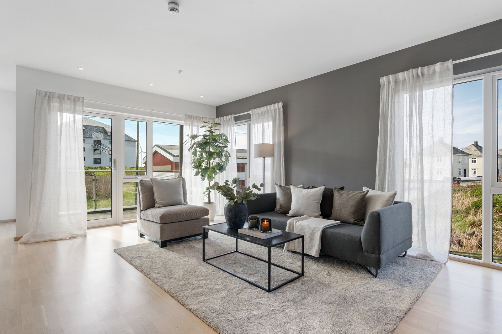 Leiligheten byr på store vinduer som slipper inn rikelig med dagslys. Galleribilde