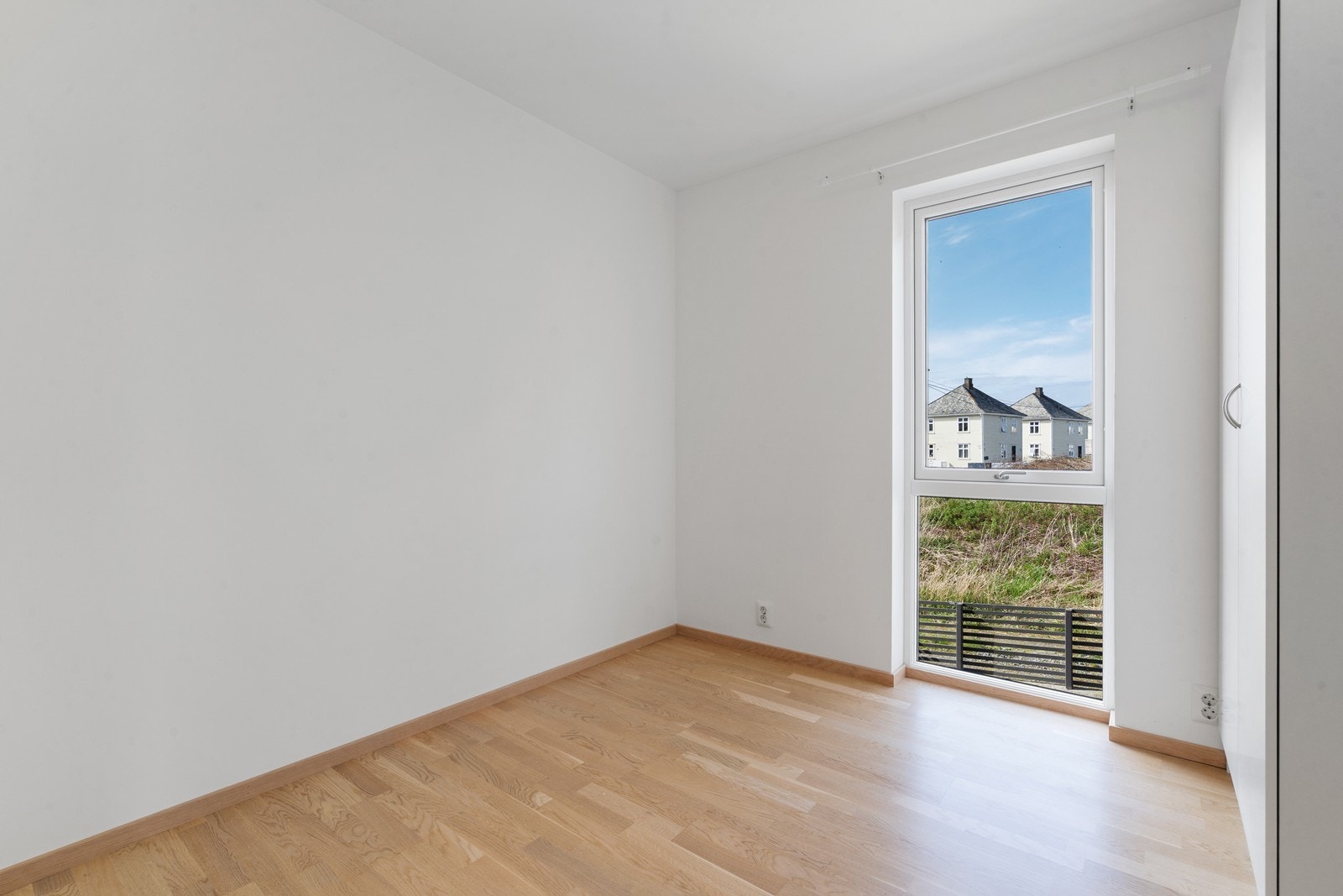 Soverom 2 m/garderobe løsning. Galleribilde